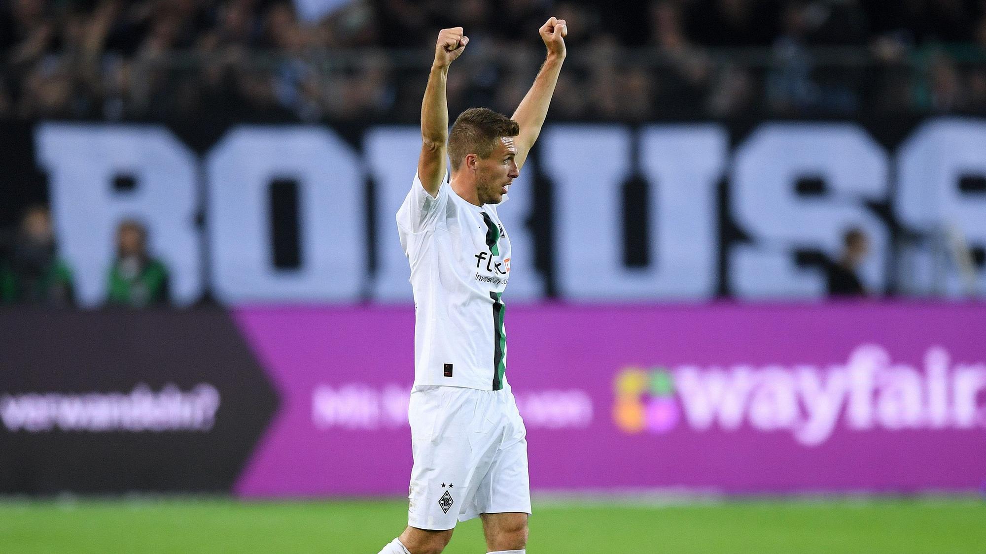 Patrick Herrmann von Borussia Mönchengladbach feiert einen Bundesliga-Sieg gegen RB Leipzig am 17. September 2022.