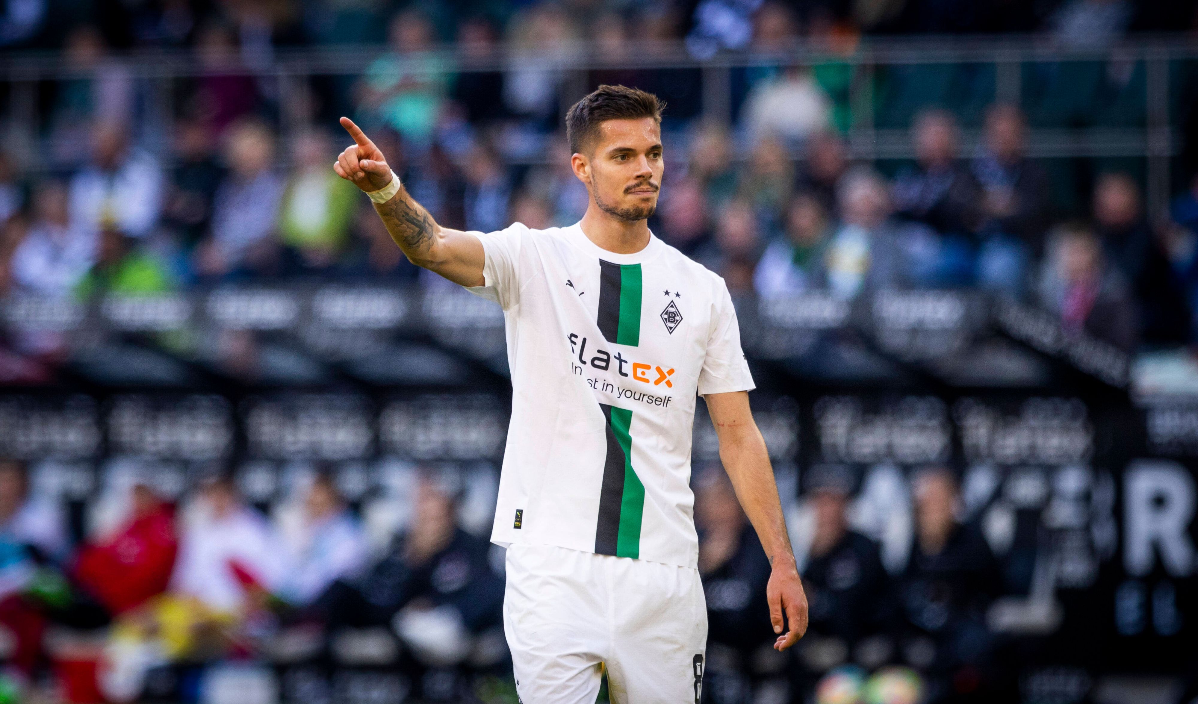 Mittelfeldspieler Julian Weigl von Fußball-Bundesligist Borussia Mönchengladbach. Auf diesem Foto ist der DFB-Nationalspieler am 9. Oktober 2022 im Borussia-Park zu sehen. Weigl macht eine Geste und deutet mit seinem rechten Zeigefinger in eine Richtung.