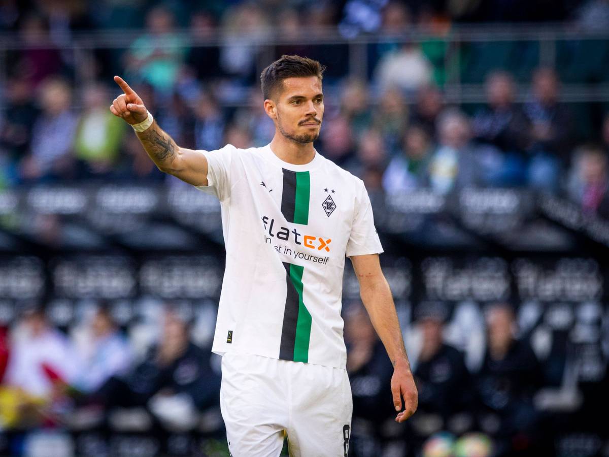 Mittelfeldspieler Julian Weigl von Fußball-Bundesligist Borussia Mönchengladbach. Auf diesem Foto ist der DFB-Nationalspieler am 9. Oktober 2022 im Borussia-Park zu sehen. Weigl macht eine Geste und deutet mit seinem rechten Zeigefinger in eine Richtung.