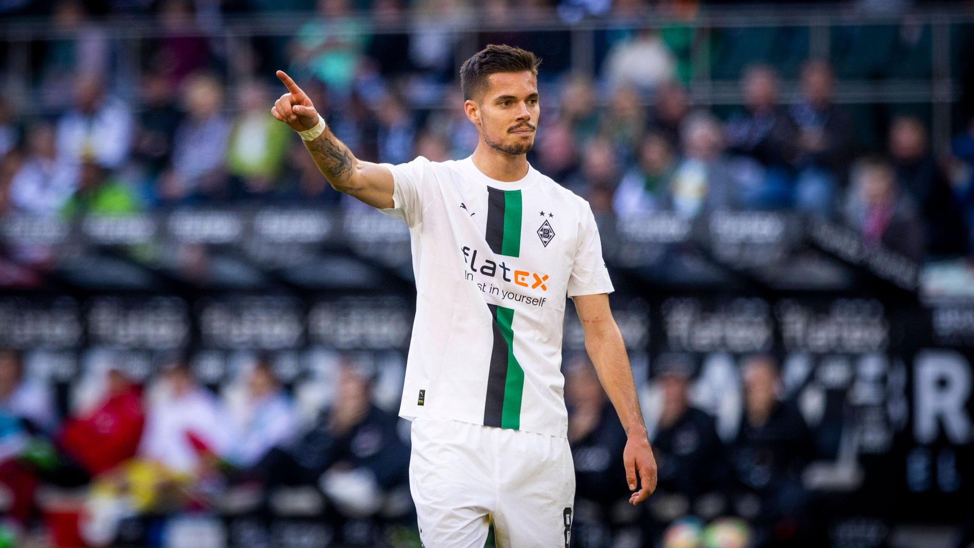 Mittelfeldspieler Julian Weigl von Fußball-Bundesligist Borussia Mönchengladbach. Auf diesem Foto ist der DFB-Nationalspieler am 9. Oktober 2022 im Borussia-Park zu sehen. Weigl macht eine Geste und deutet mit seinem rechten Zeigefinger in eine Richtung.
