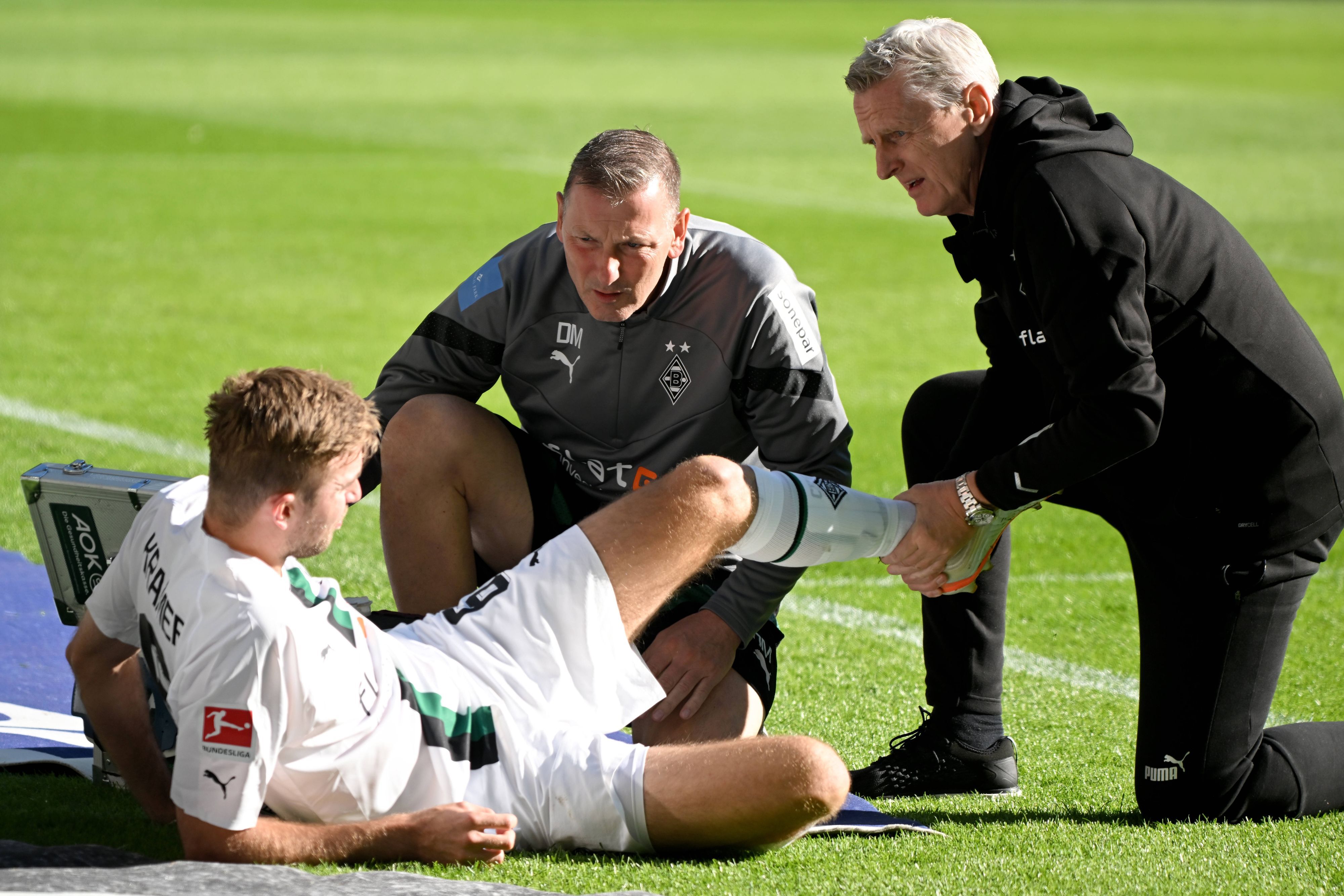 Christoph Kramer wird am linken Sprunggelenkt behandelt beim Derby-Sieg (9. Oktober 2022) gegen den 1. FC Köln. Der Mittelfeldspieler droht für die Bundesliga-Partie beim VfL Wolfsburg (15. Oktober) auszufallen. Zwei Betreuer versorgen Kramer medizinisch.