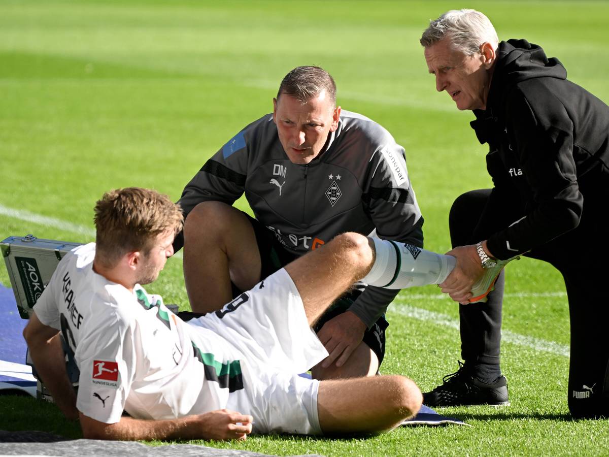 Christoph Kramer wird am linken Sprunggelenkt behandelt beim Derby-Sieg (9. Oktober 2022) gegen den 1. FC Köln. Der Mittelfeldspieler droht für die Bundesliga-Partie beim VfL Wolfsburg (15. Oktober) auszufallen. Zwei Betreuer versorgen Kramer medizinisch.