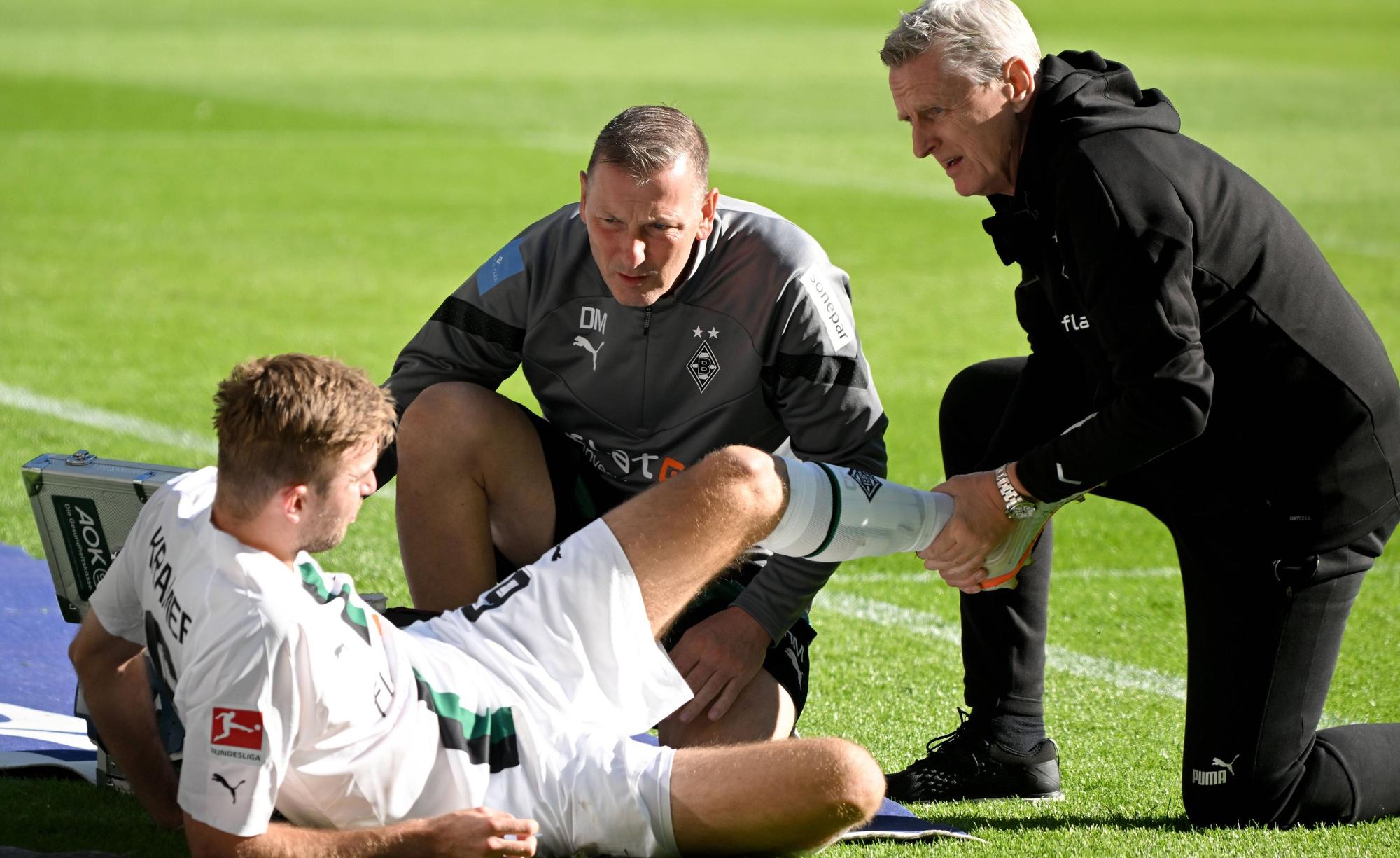 Christoph Kramer wird am linken Sprunggelenkt behandelt beim Derby-Sieg (9. Oktober 2022) gegen den 1. FC Köln. Der Mittelfeldspieler droht für die Bundesliga-Partie beim VfL Wolfsburg (15. Oktober) auszufallen. Zwei Betreuer versorgen Kramer medizinisch.