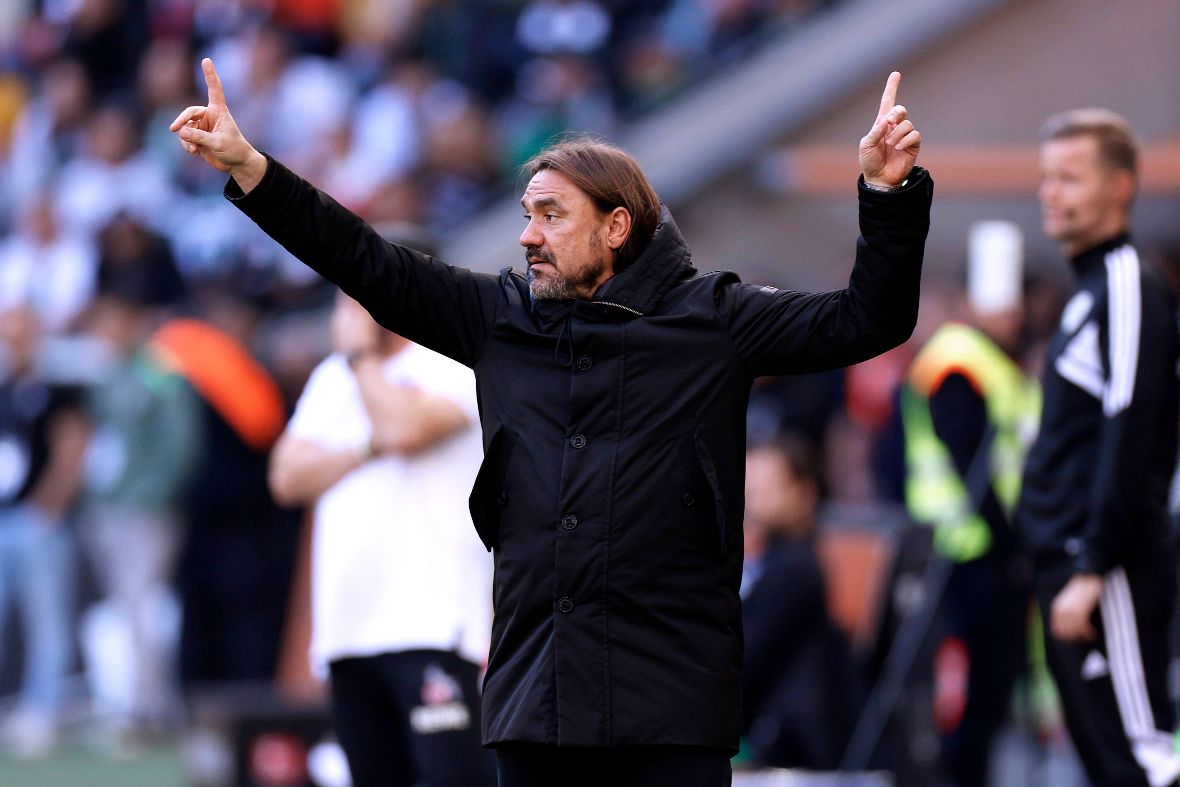 Daniel Farke dirigiert seine Mannschaft von der Seitenlinie aus. Hier ist der Trainer von Fußball-Bundesligist Borussia Mönchengladbach am 9. Oktober 2022 im Borussia-Park zu sehen. Farke trägt eine dunkle Jacke.