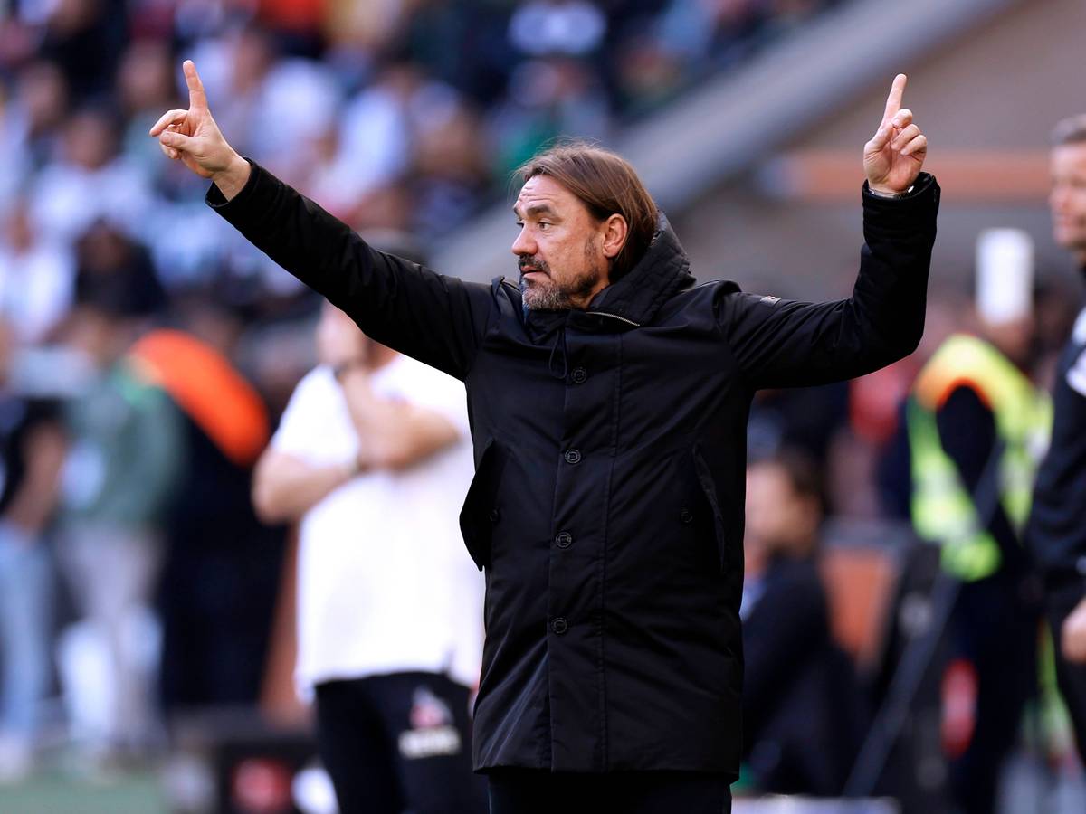 Daniel Farke dirigiert seine Mannschaft von der Seitenlinie aus. Hier ist der Trainer von Fußball-Bundesligist Borussia Mönchengladbach am 9. Oktober 2022 im Borussia-Park zu sehen. Farke trägt eine dunkle Jacke.