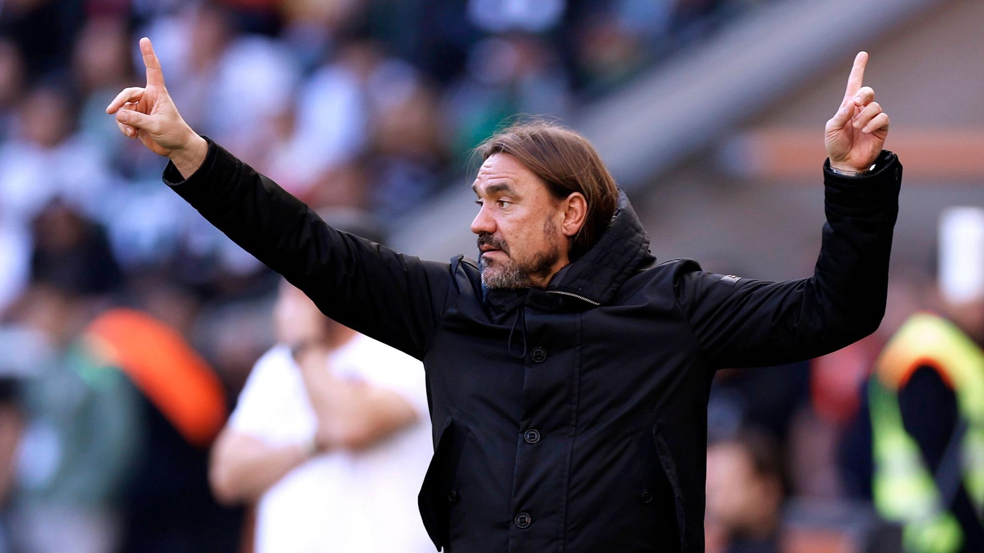 Daniel Farke dirigiert seine Mannschaft von der Seitenlinie aus. Hier ist der Trainer von Fußball-Bundesligist Borussia Mönchengladbach am 9. Oktober 2022 im Borussia-Park zu sehen. Farke trägt eine dunkle Jacke.
