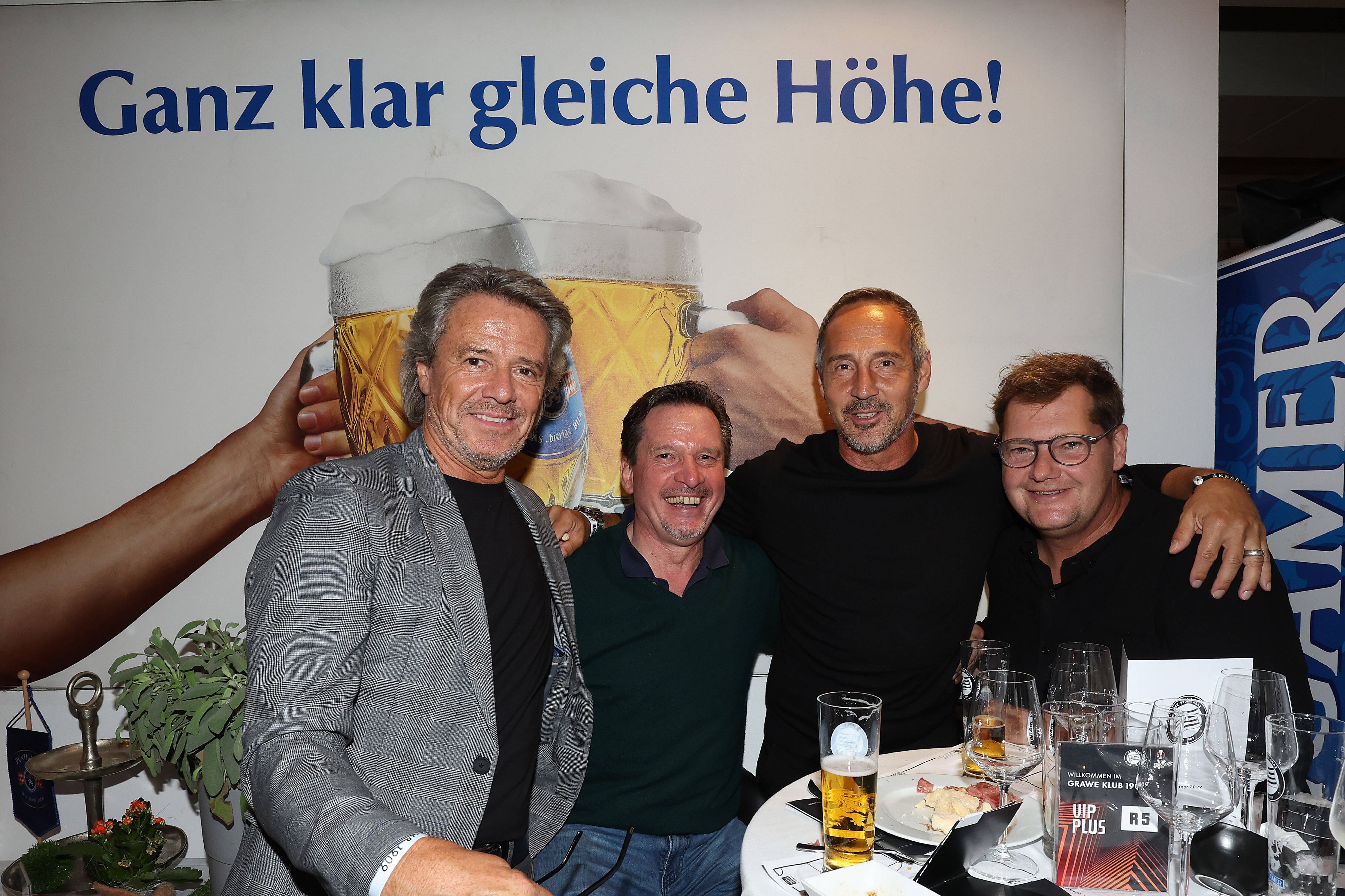 Ex-Gladbach-Trainer Adi Hütter (2.v.r.), hier mit Freunden und Bekannten beim Besuch des UEFA Europa-League-Duells zwischen SK Sturm Graz gegen Lazio Rom am 6. Oktober 2022. Hütter umarmt seine Freunde.