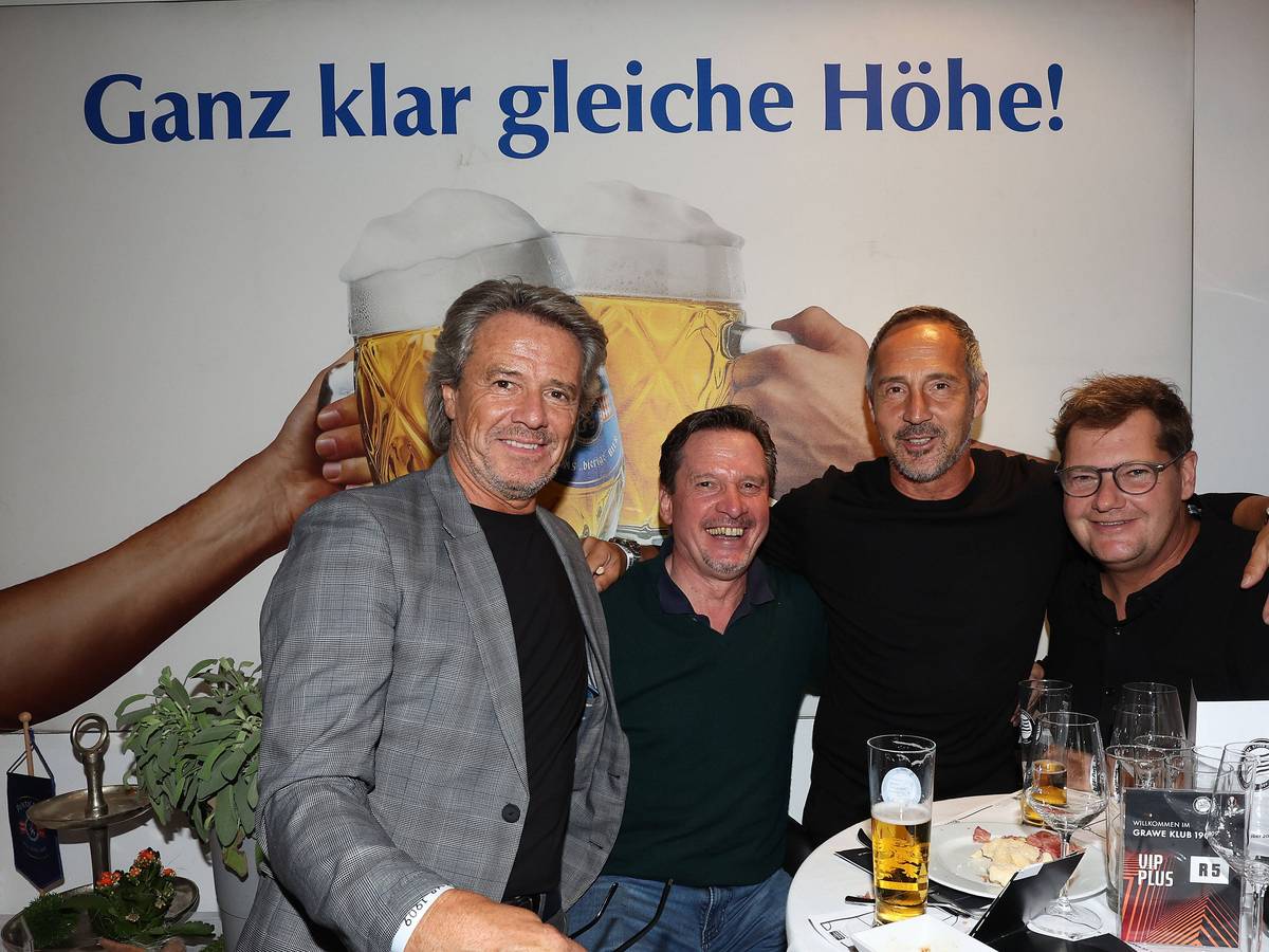 Ex-Gladbach-Trainer Adi Hütter (2.v.r.), hier mit Freunden und Bekannten beim Besuch des UEFA Europa-League-Duells zwischen SK Sturm Graz gegen Lazio Rom am 6. Oktober 2022. Hütter umarmt seine Freunde.