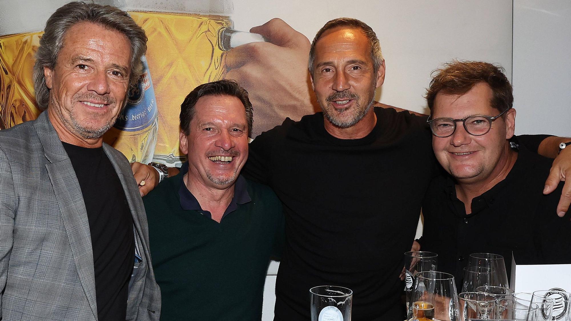 Ex-Gladbach-Trainer Adi Hütter (2.v.r.), hier mit Freunden und Bekannten beim Besuch des UEFA Europa-League-Duells zwischen SK Sturm Graz gegen Lazio Rom am 6. Oktober 2022. Hütter umarmt seine Freunde.
