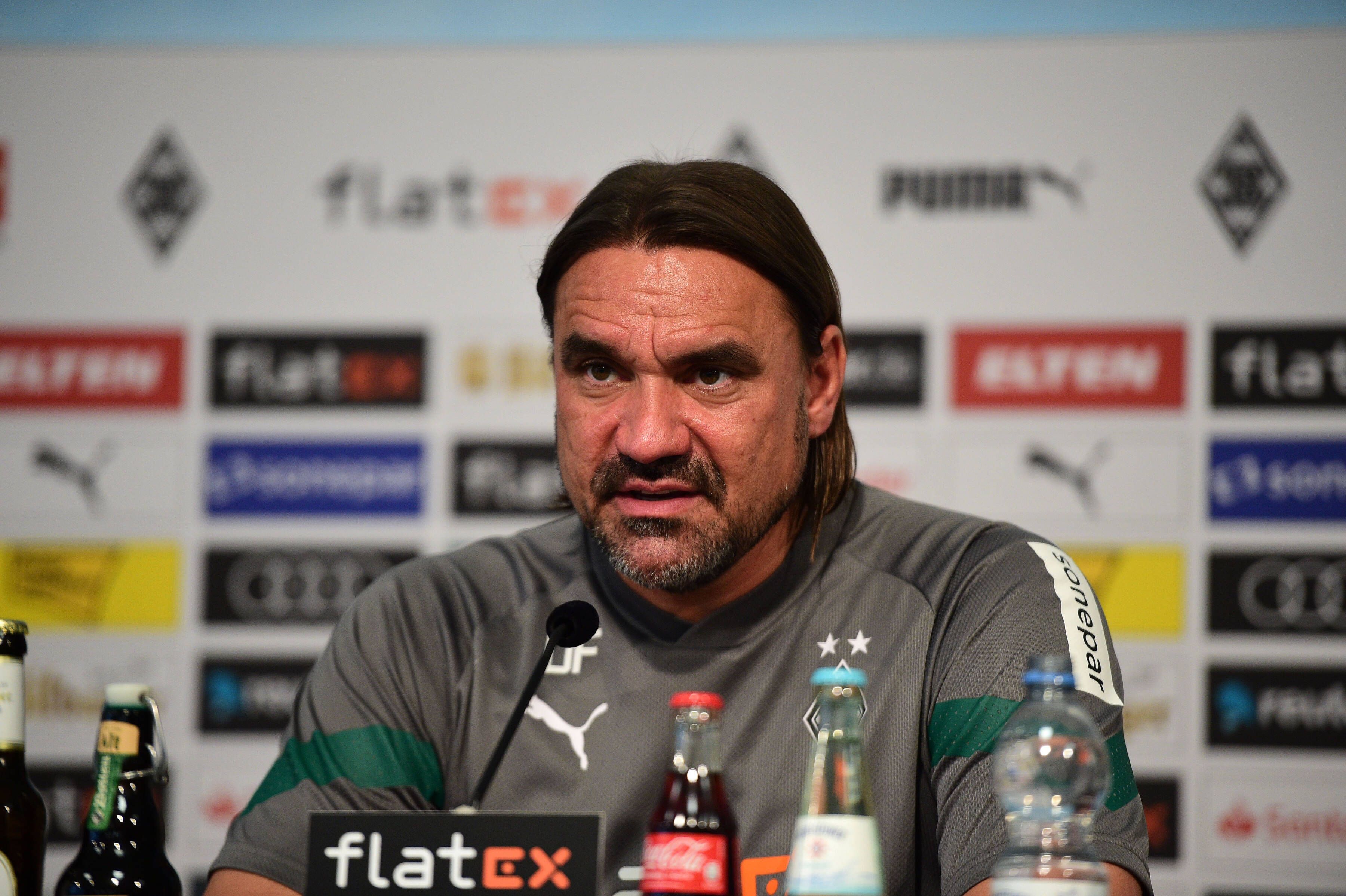 Daniel Farke, Trainer von Borussia Mönchengladbach, erwartet am Samstag (15. Oktober 2022) ein schwieriges Spiel beim VfL Wolfsburg. Das Foto zeigt den 45-Jährigen während der Pressekonferenz vor dem Duell am 13. Oktober im Presseraum des Borussia-Parks.