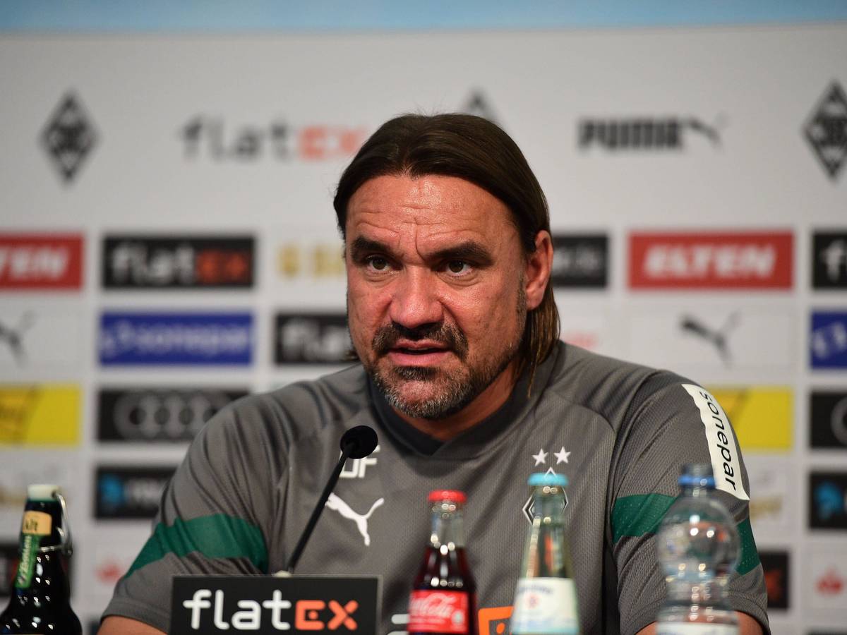 Daniel Farke, Trainer von Borussia Mönchengladbach, erwartet am Samstag (15. Oktober 2022) ein schwieriges Spiel beim VfL Wolfsburg. Das Foto zeigt den 45-Jährigen während der Pressekonferenz vor dem Duell am 13. Oktober im Presseraum des Borussia-Parks.
