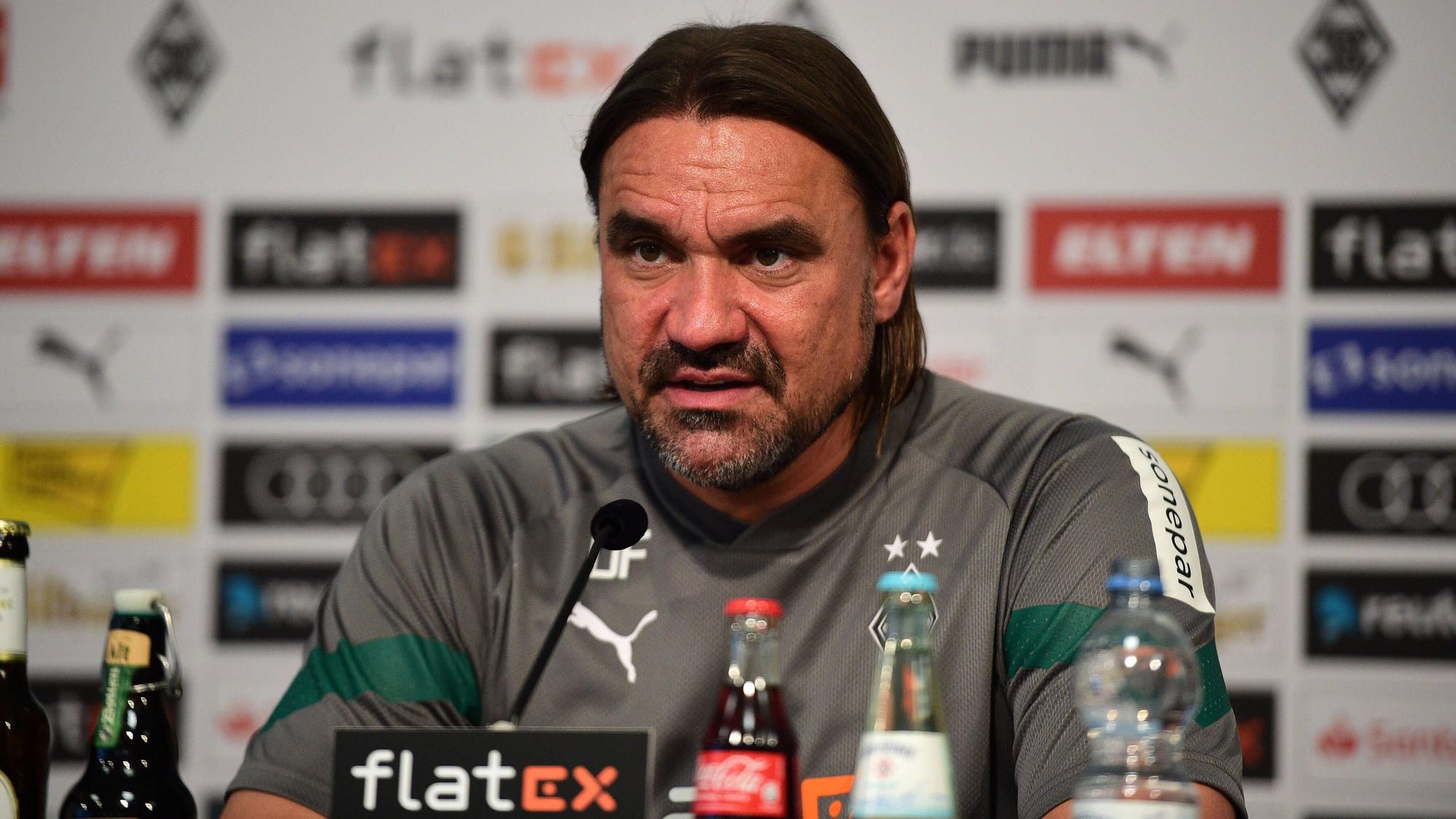Daniel Farke, Trainer von Borussia Mönchengladbach, erwartet am Samstag (15. Oktober 2022) ein schwieriges Spiel beim VfL Wolfsburg. Das Foto zeigt den 45-Jährigen während der Pressekonferenz vor dem Duell am 13. Oktober im Presseraum des Borussia-Parks.