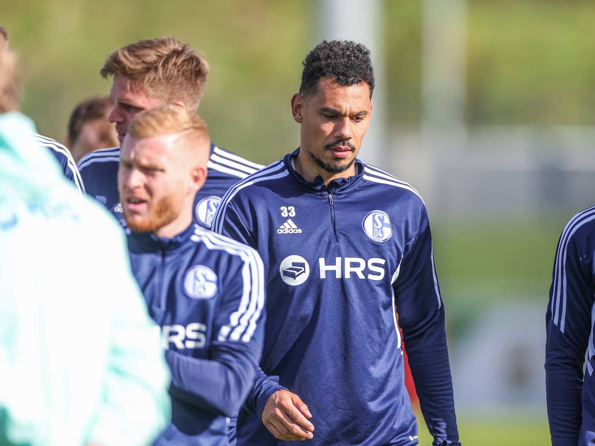 Ex-Gladbach-Profi Timothee Kolodziejczak (r.), hier zu sehen am 11. Oktober 2022 beim Training des FC Schalke 04 in Gelsenkirchen.