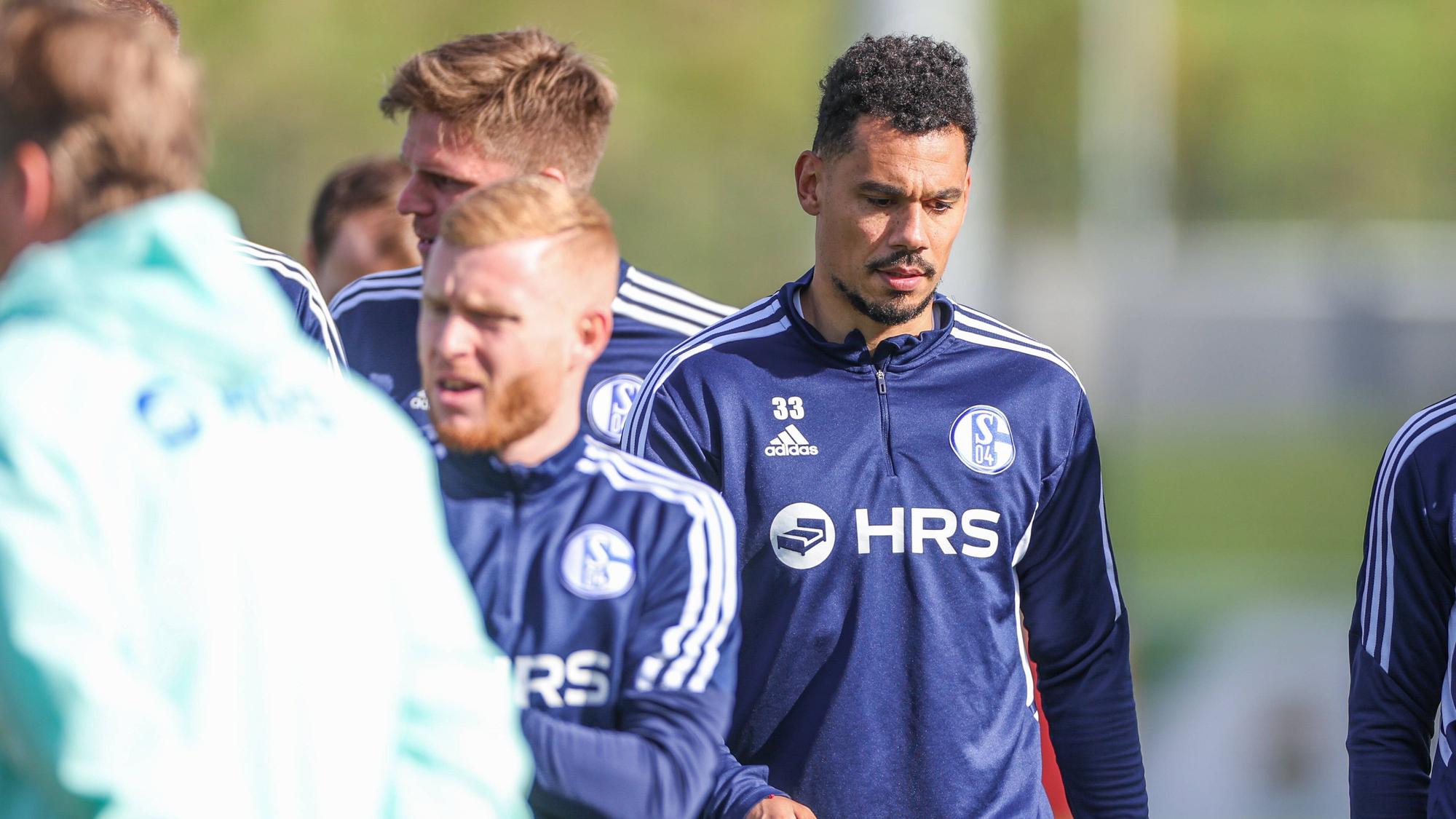 Ex-Gladbach-Profi Timothee Kolodziejczak (r.), hier zu sehen am 11. Oktober 2022 beim Training des FC Schalke 04 in Gelsenkirchen.