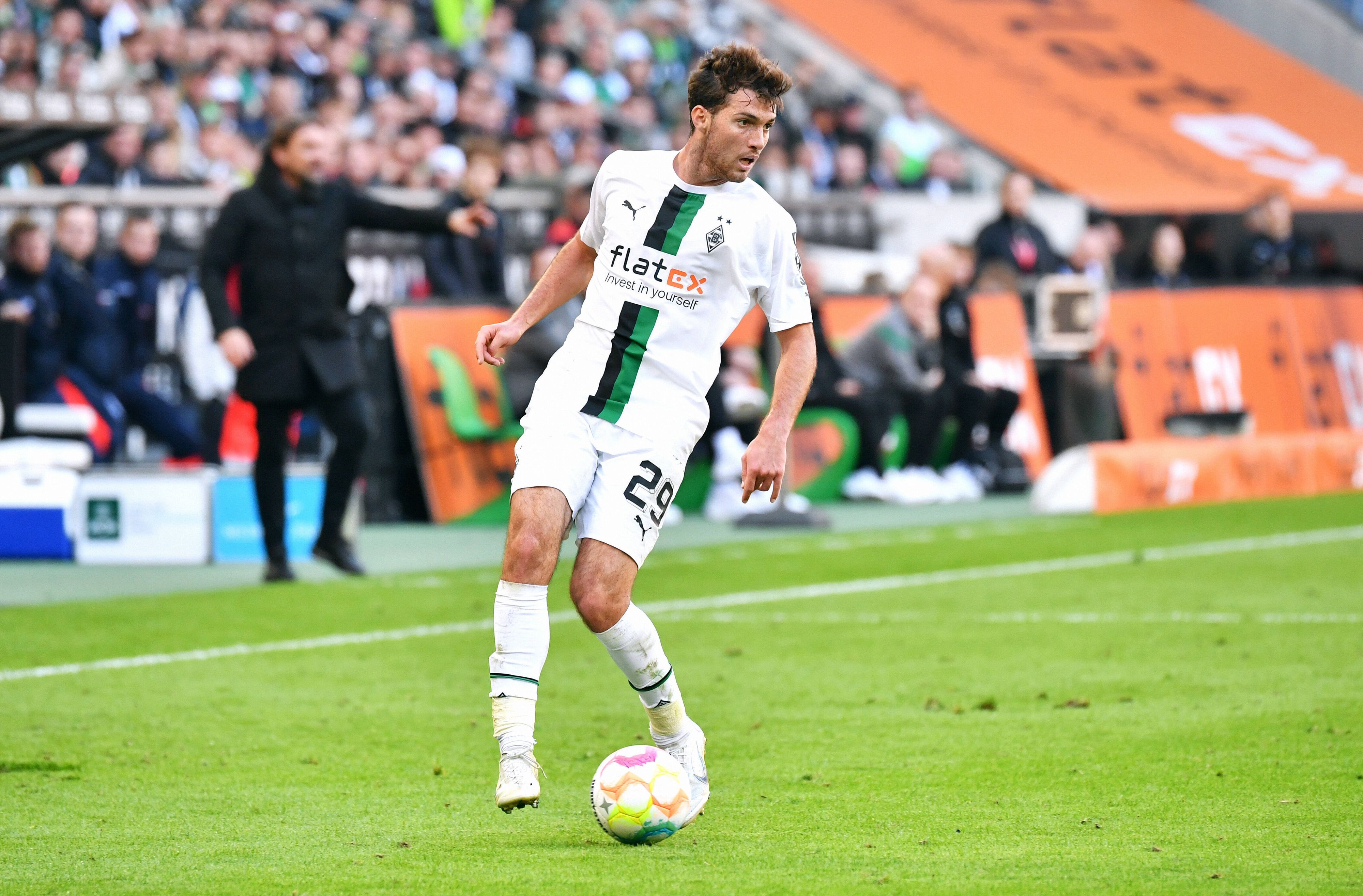 Joe Scally, Rechtsverteidiger von Borussia Mönchengladbach, freut sich auf das Bundesliga-Spiel beim VfL Wolfsburg. Das Foto zeigt ihn beim Derby gegen den 1. FC Köln am 9. Oktober 2022 am Ball.