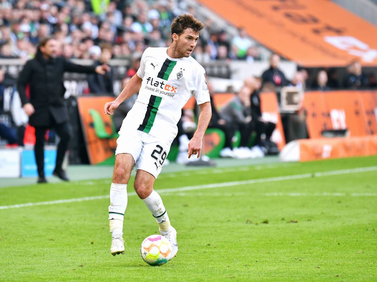 Joe Scally, Rechtsverteidiger von Borussia Mönchengladbach, freut sich auf das Bundesliga-Spiel beim VfL Wolfsburg. Das Foto zeigt ihn beim Derby gegen den 1. FC Köln am 9. Oktober 2022 am Ball.
