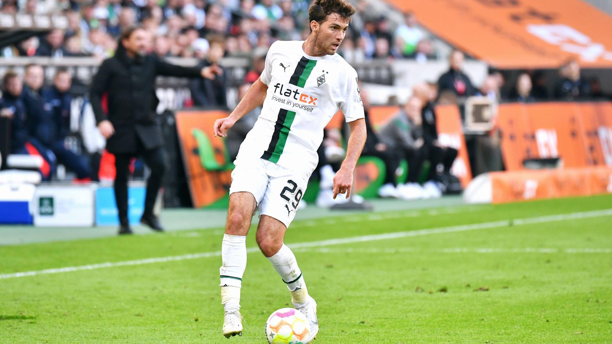 Joe Scally, Rechtsverteidiger von Borussia Mönchengladbach, freut sich auf das Bundesliga-Spiel beim VfL Wolfsburg. Das Foto zeigt ihn beim Derby gegen den 1. FC Köln am 9. Oktober 2022 am Ball.