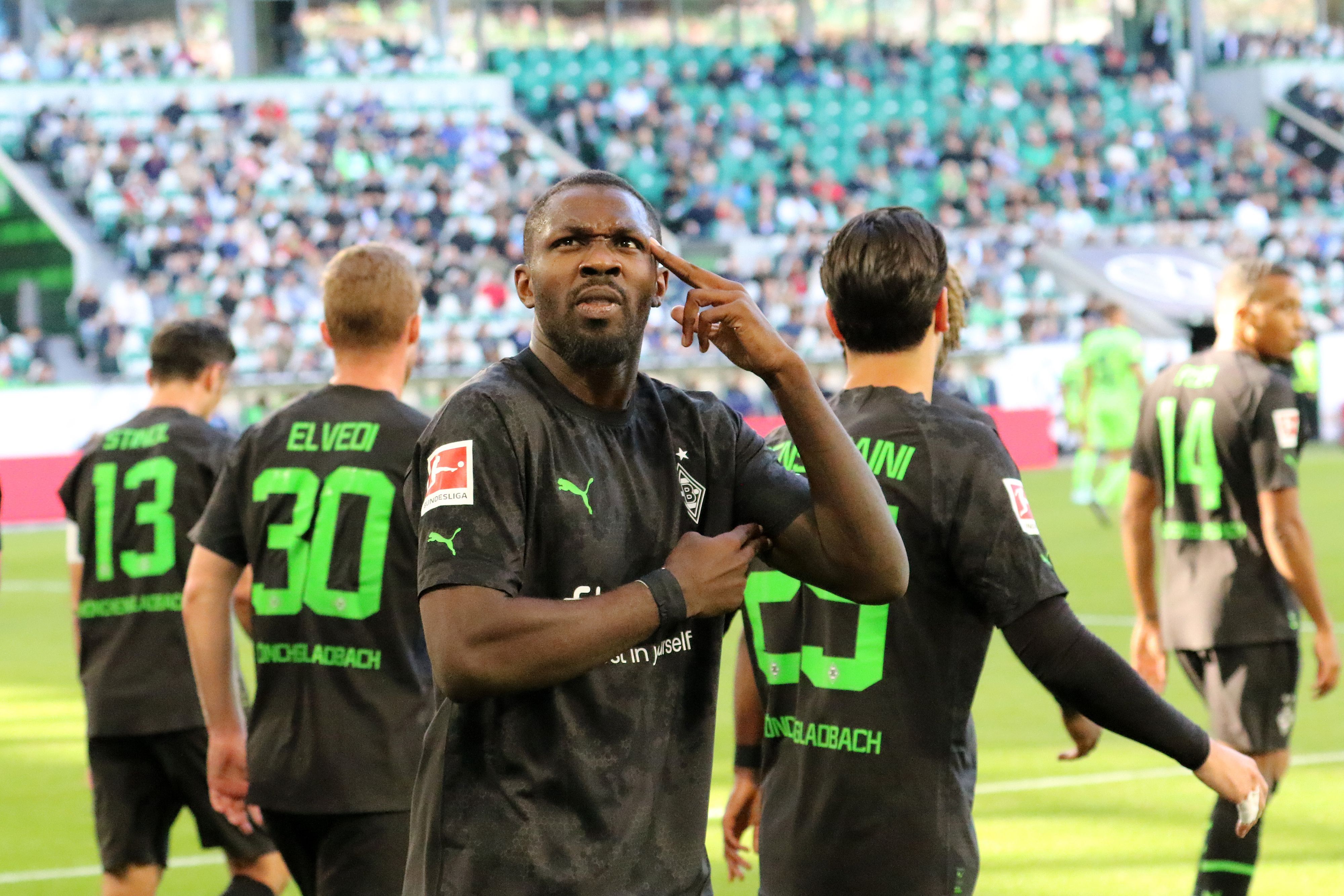 Marcus Thuram hat für Borussia Mönchengladbach zwei Tore während des Bundesliga-Spiels am Samstag (15. Oktober 2022) beim VfL Wolfsburg erzielt. Hier zeigt er eine Jubel-Geste, zu deren Bedeutung der Franzose bislang schweigt. Thuram fasst sich zugleich an den Bizeps und an die Stirn.