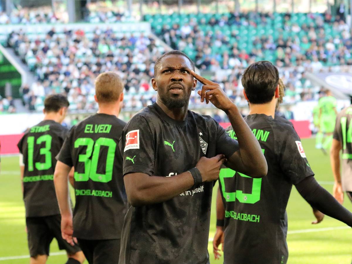 Marcus Thuram hat für Borussia Mönchengladbach zwei Tore während des Bundesliga-Spiels am Samstag (15. Oktober 2022) beim VfL Wolfsburg erzielt. Hier zeigt er eine Jubel-Geste, zu deren Bedeutung der Franzose bislang schweigt. Thuram fasst sich zugleich an den Bizeps und an die Stirn.