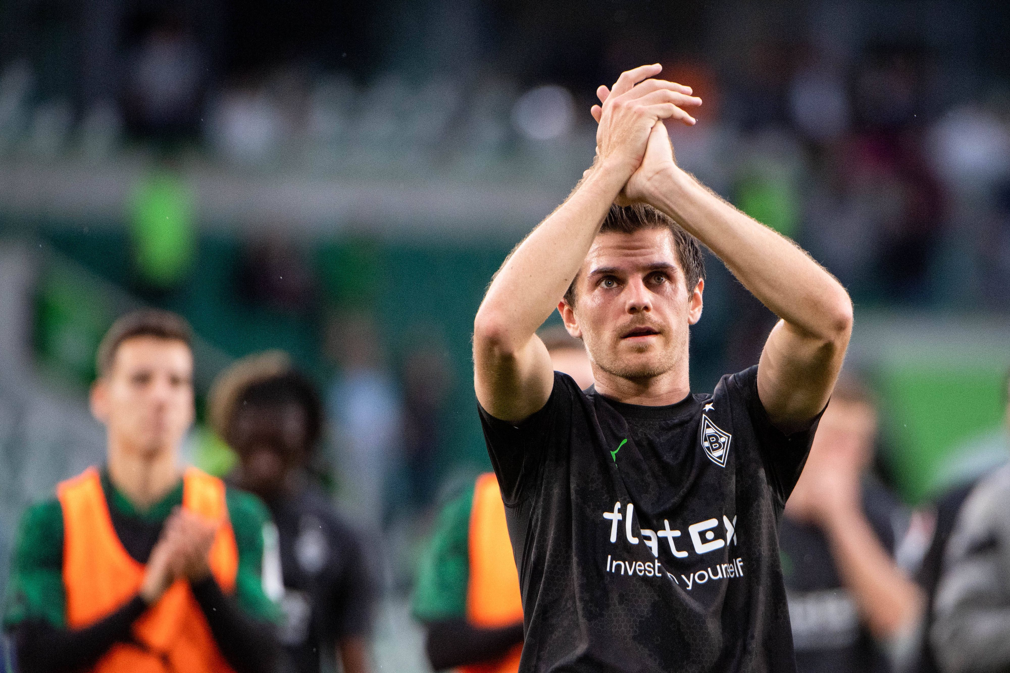 Applaus von Jonas Hofmann für die Fans von Borussia Mönchengladbach nach dem Schlusspfiff beim Spiel gegen den VfL Wolfsburg am 15. Oktober 2022.