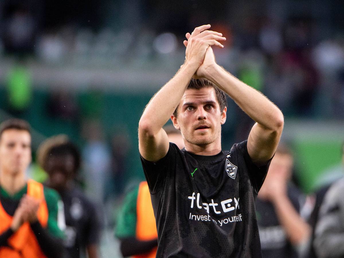 Applaus von Jonas Hofmann für die Fans von Borussia Mönchengladbach nach dem Schlusspfiff beim Spiel gegen den VfL Wolfsburg am 15. Oktober 2022.