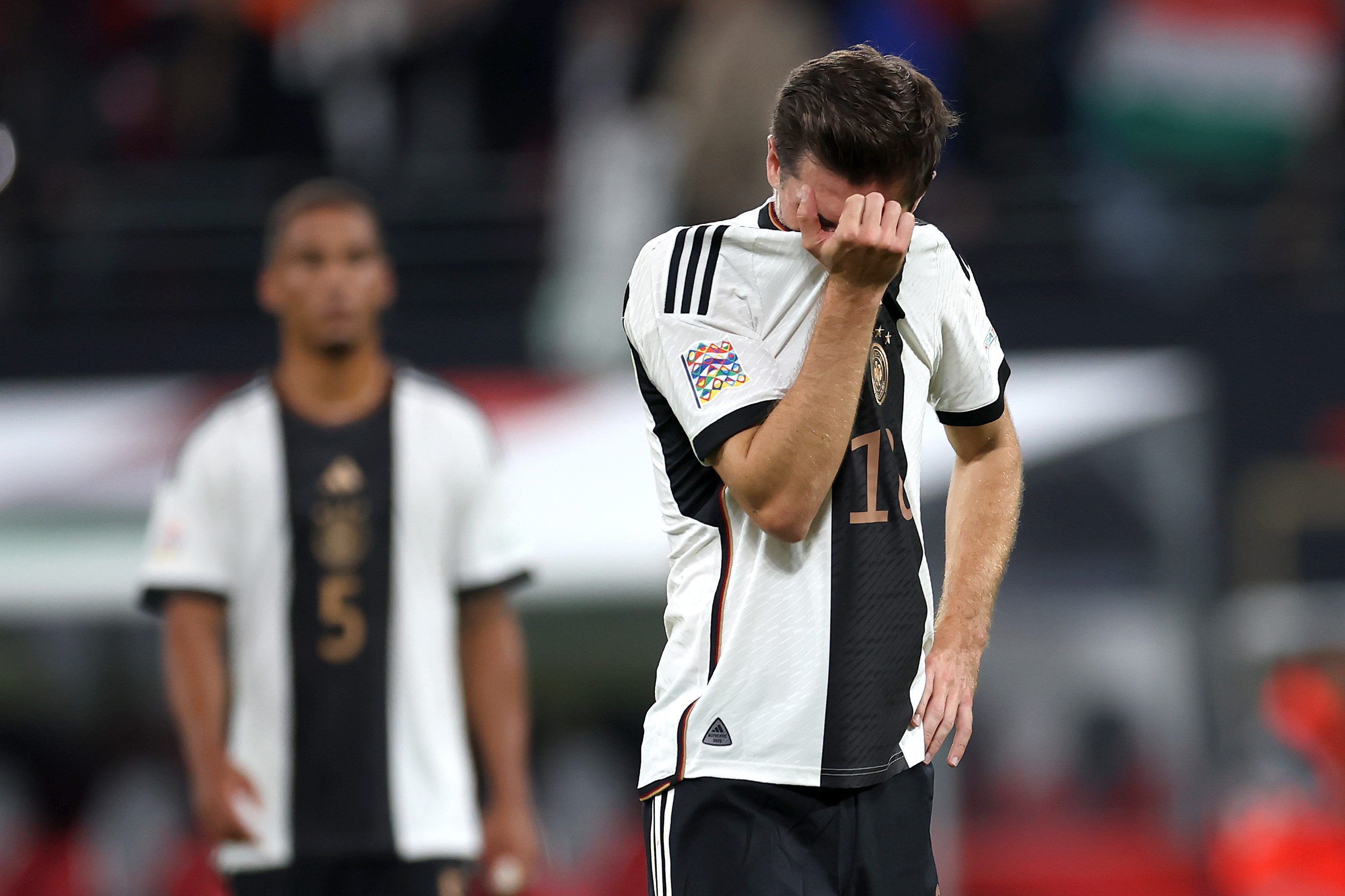 Jonas Hofmann von Borussia Mönchengladbach zieht sich am 23. September 2022 vor Wut das Trikot der deutschen Nationalmannschaft über den Kopf.