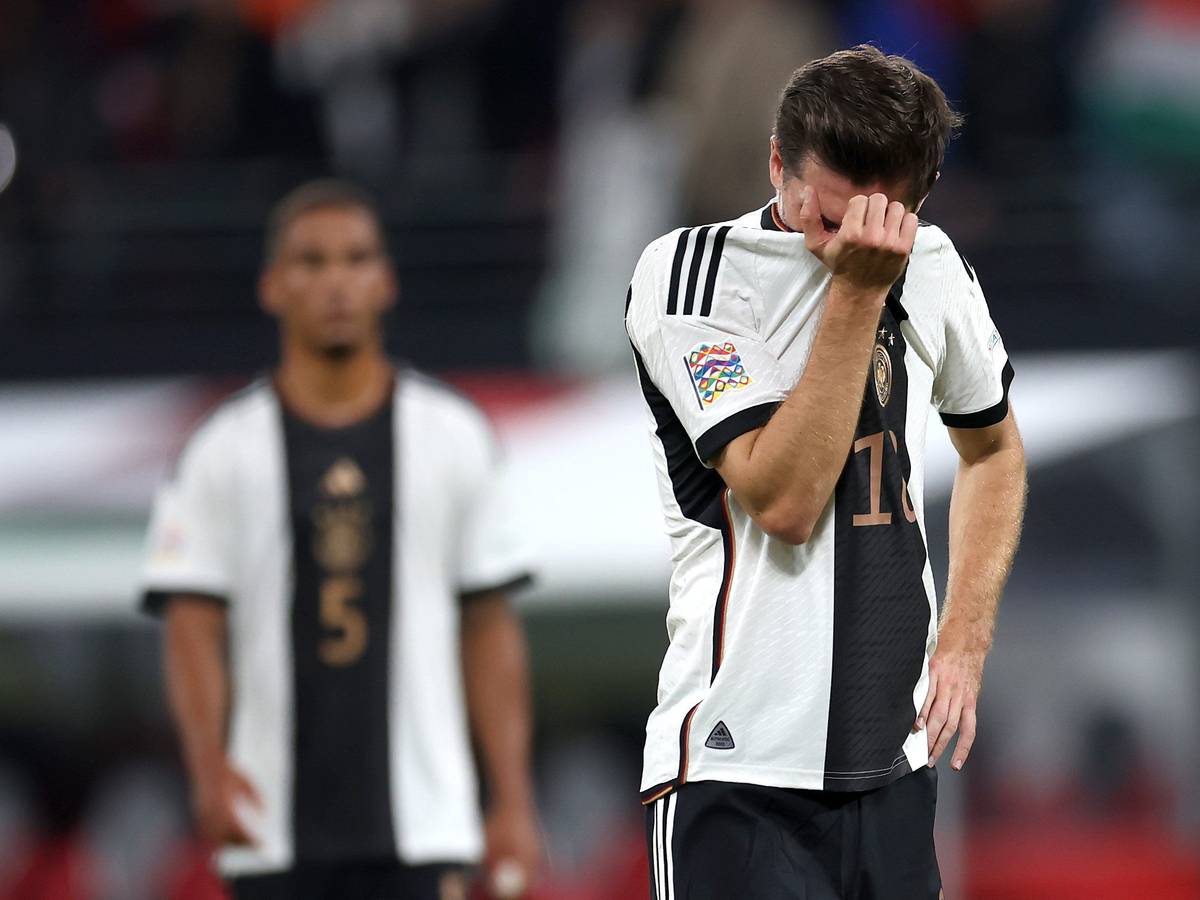 Jonas Hofmann von Borussia Mönchengladbach zieht sich am 23. September 2022 vor Wut das Trikot der deutschen Nationalmannschaft über den Kopf.