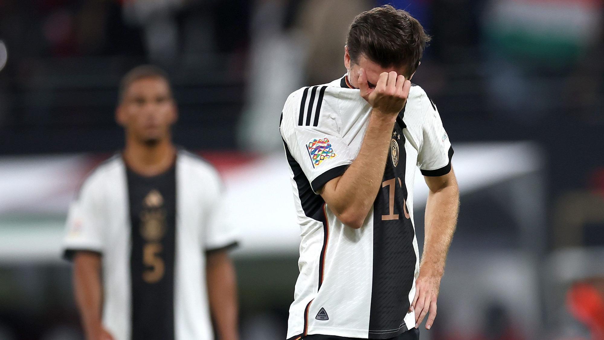 Jonas Hofmann von Borussia Mönchengladbach zieht sich am 23. September 2022 vor Wut das Trikot der deutschen Nationalmannschaft über den Kopf.