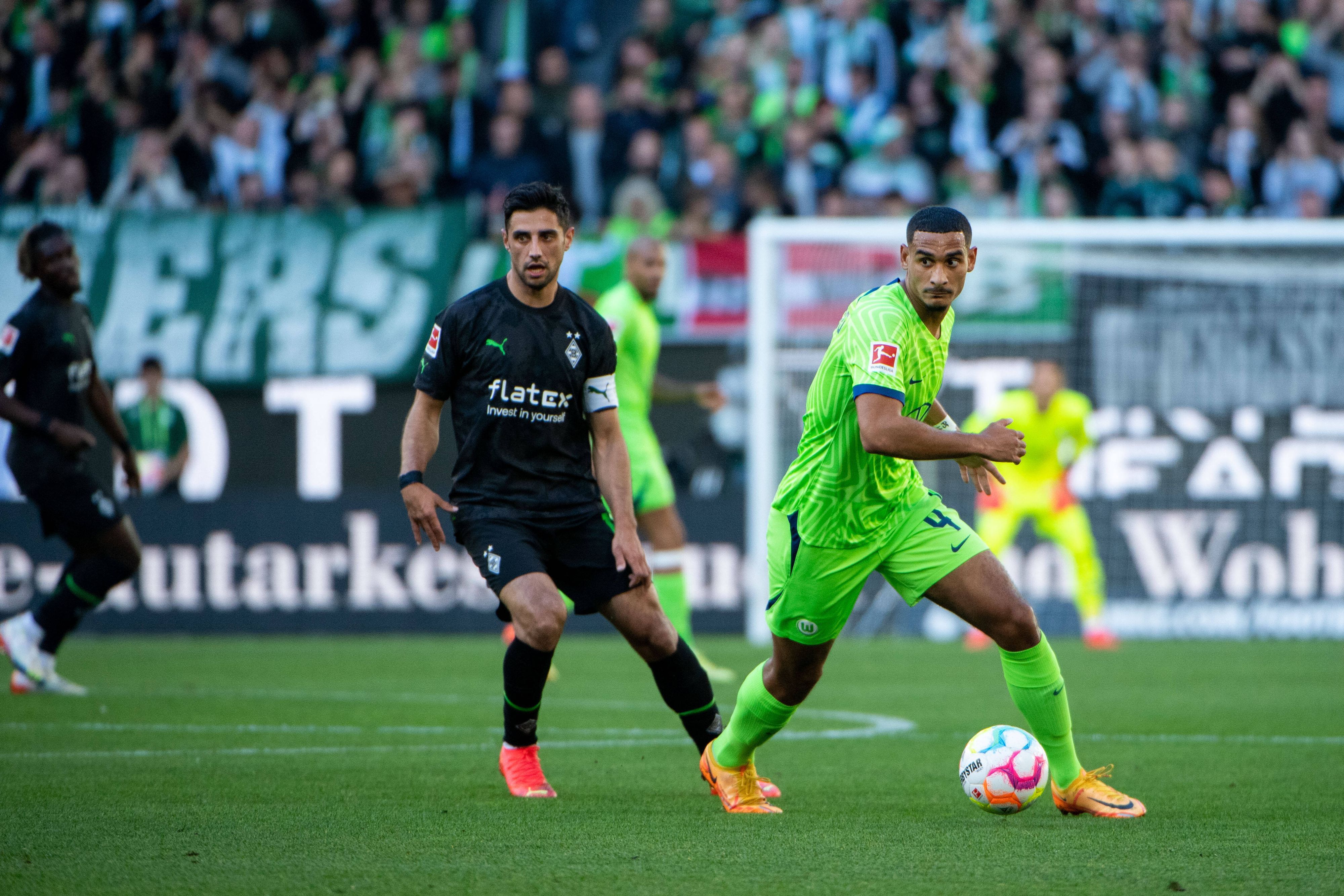 Kapitän Lars Stindl von Borussia Mönchengladbach (l.) am 15. Oktober 2022 im Zweikampf mit Maxence Lacroix vom VfL Wolfsburg (r.)