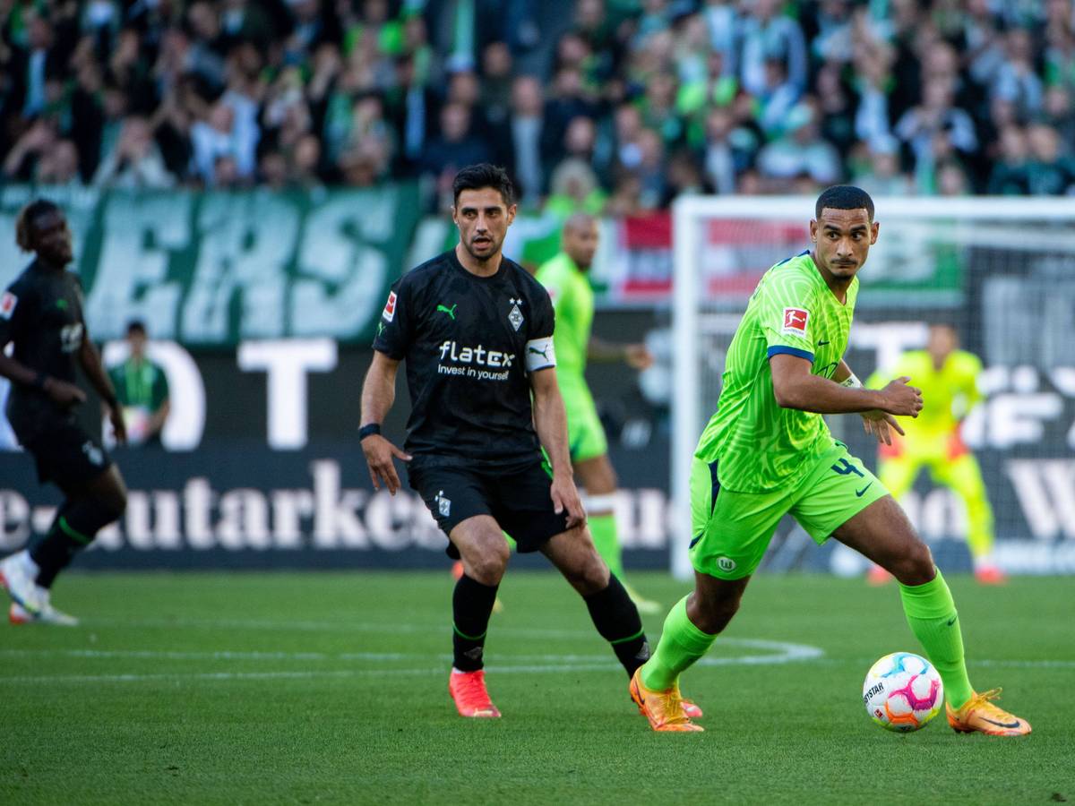 Kapitän Lars Stindl von Borussia Mönchengladbach (l.) am 15. Oktober 2022 im Zweikampf mit Maxence Lacroix vom VfL Wolfsburg (r.)