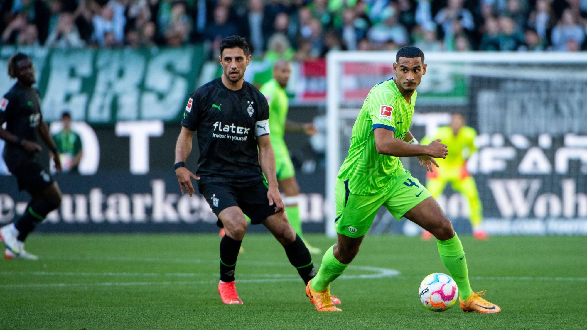 Kapitän Lars Stindl von Borussia Mönchengladbach (l.) am 15. Oktober 2022 im Zweikampf mit Maxence Lacroix vom VfL Wolfsburg (r.)