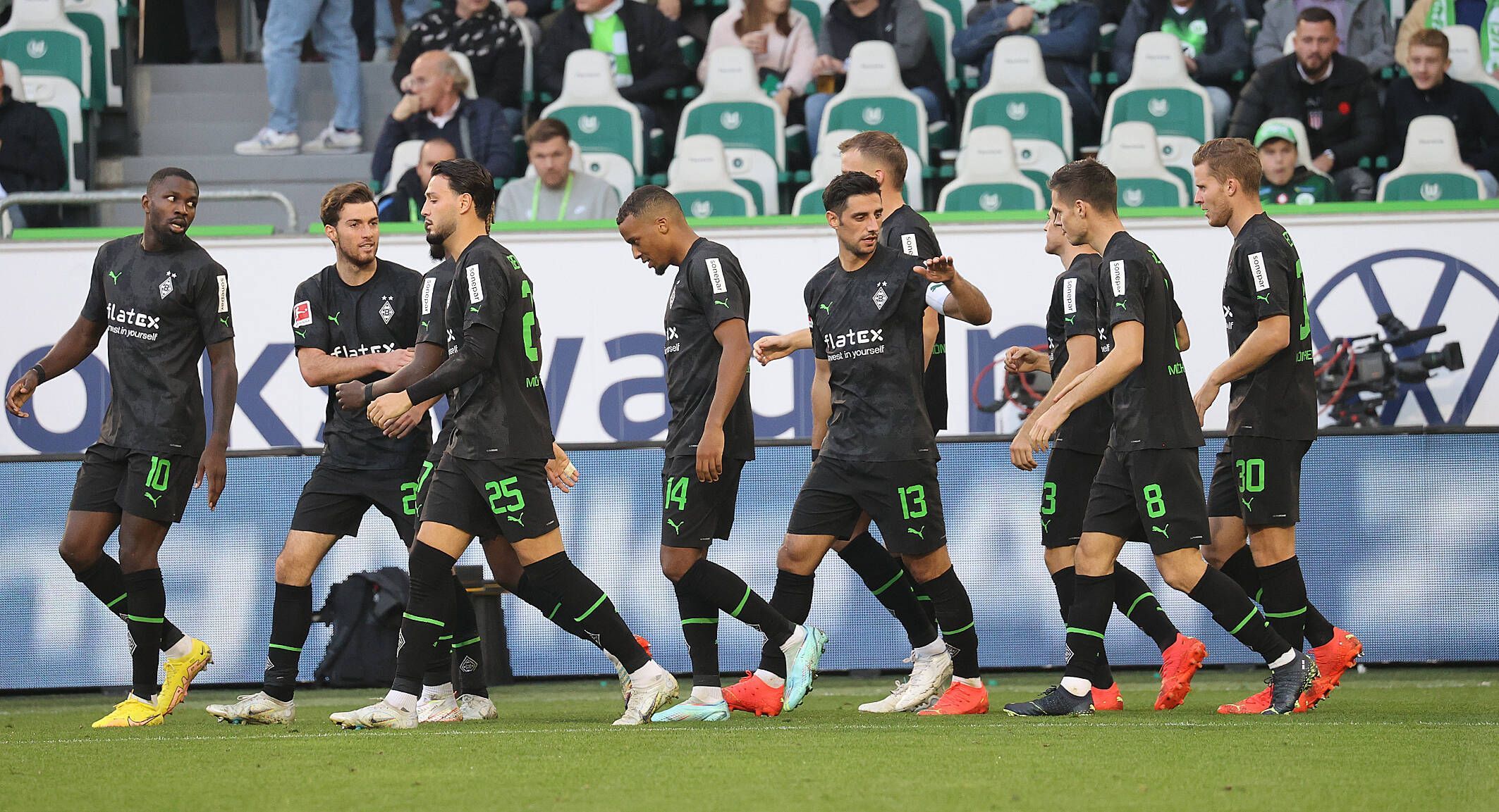Die Mannschaft von Borussia Mönchengladbach beim Torjubel nach dem zwischenzeitlichen 1-2 durch Marcus Thuram (l.) beim VfL Wolfsburg am 15. Oktober 2022.