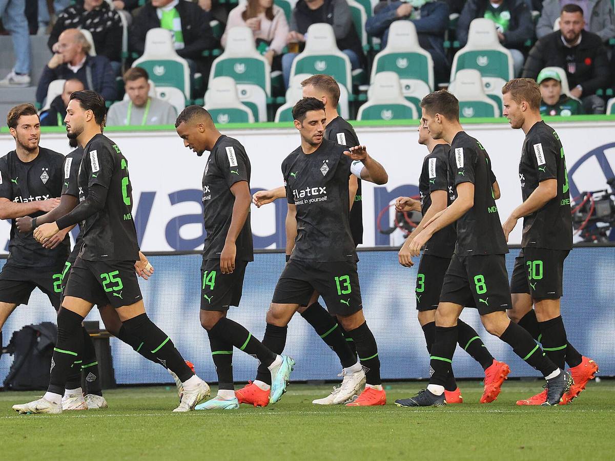 Die Mannschaft von Borussia Mönchengladbach beim Torjubel nach dem zwischenzeitlichen 1-2 durch Marcus Thuram (l.) beim VfL Wolfsburg am 15. Oktober 2022.
