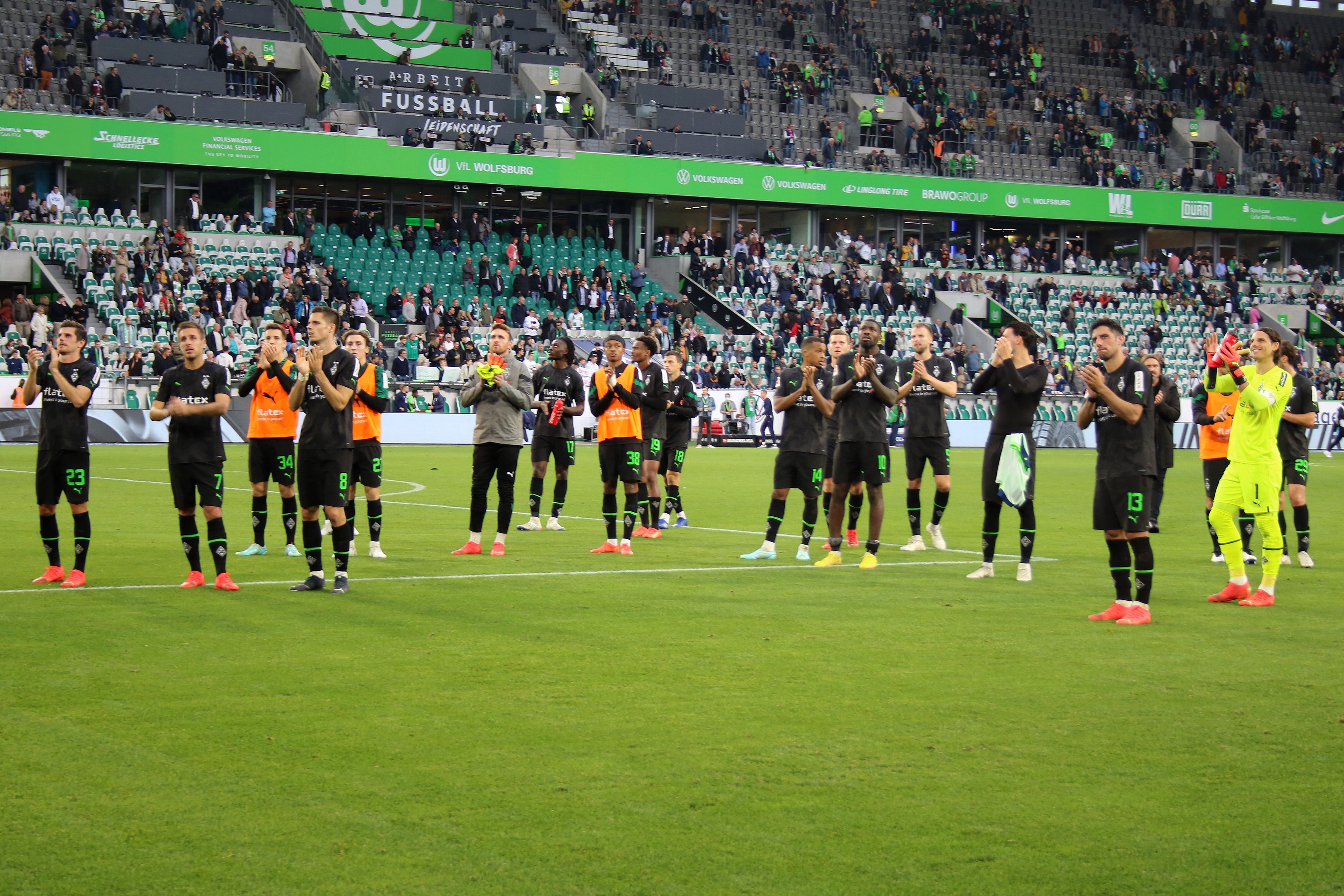 Die Mannschaft von Borussia Mönchengladbach bedankt sich nach dem Spiel beim VfL Wolfsburg am 15. Oktober 2022 bei den mitgereisten Fans.