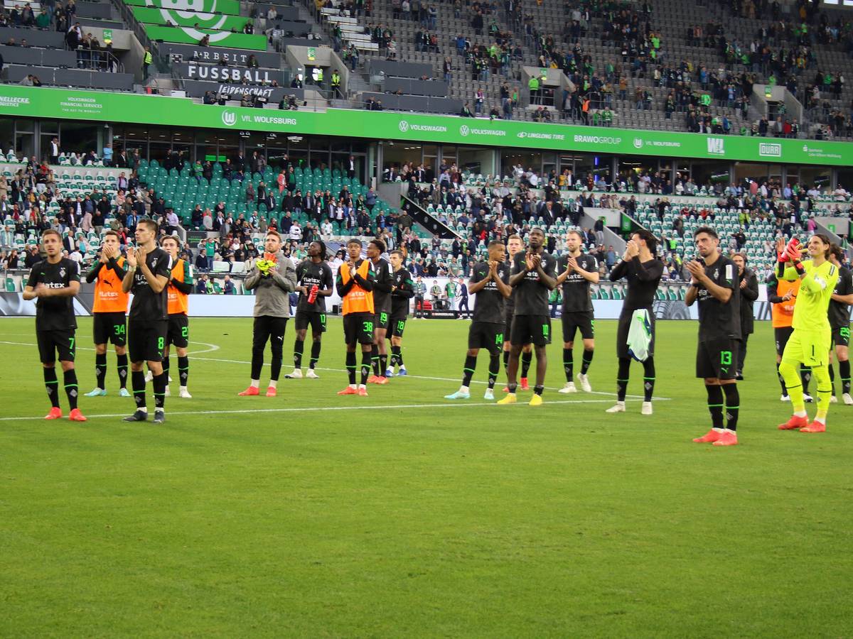 Die Mannschaft von Borussia Mönchengladbach bedankt sich nach dem Spiel beim VfL Wolfsburg am 15. Oktober 2022 bei den mitgereisten Fans.