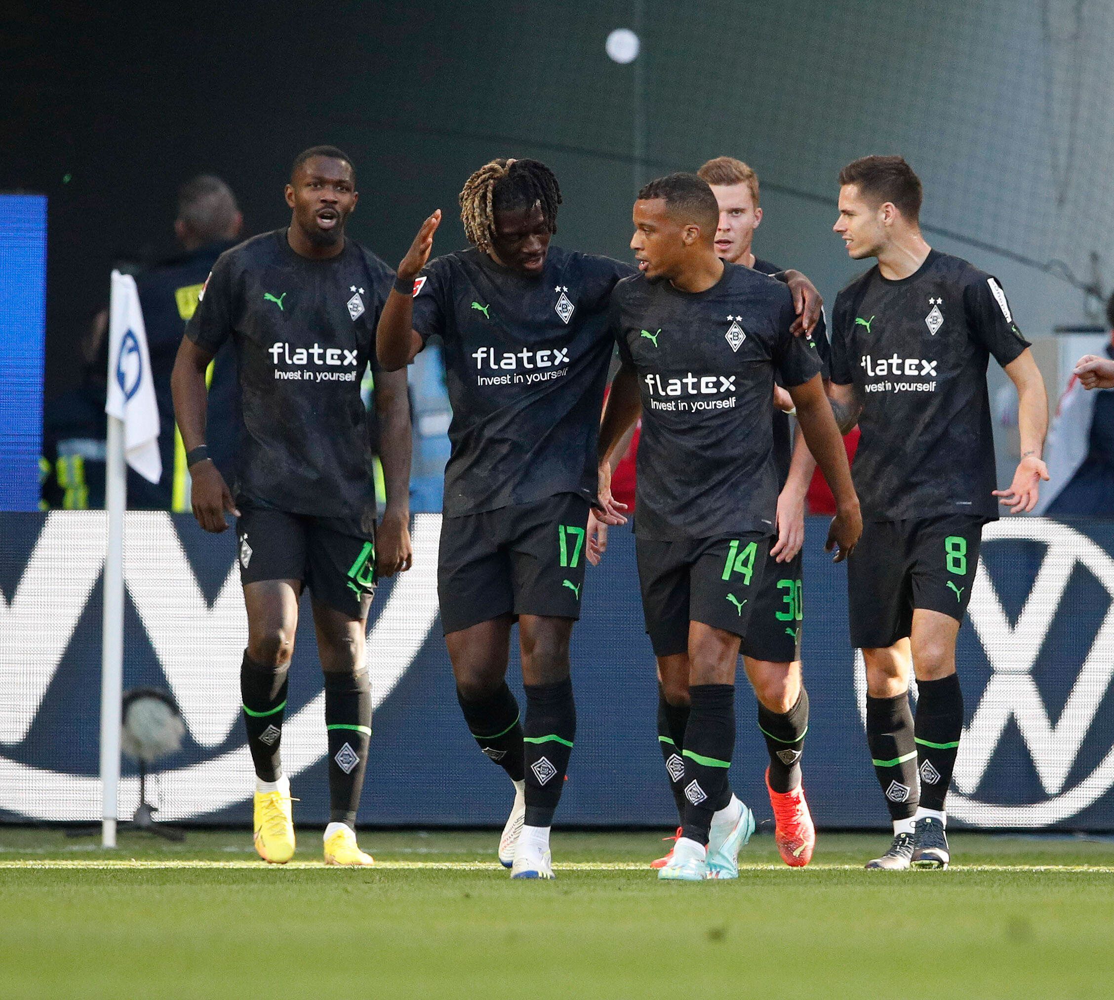 Die Mannschaft von Borussia Mönchengladbach jubelt nach dem 2:1-Führungstreffer von Marcus Thuram am 15. Oktober 2022 beim VfL Wolfsburg. Zu sehen sind (v. l. n. r.) Marcus Thuram, Manu Koné, Alassane Plea, Nico Elvedi und Julian Weigl.