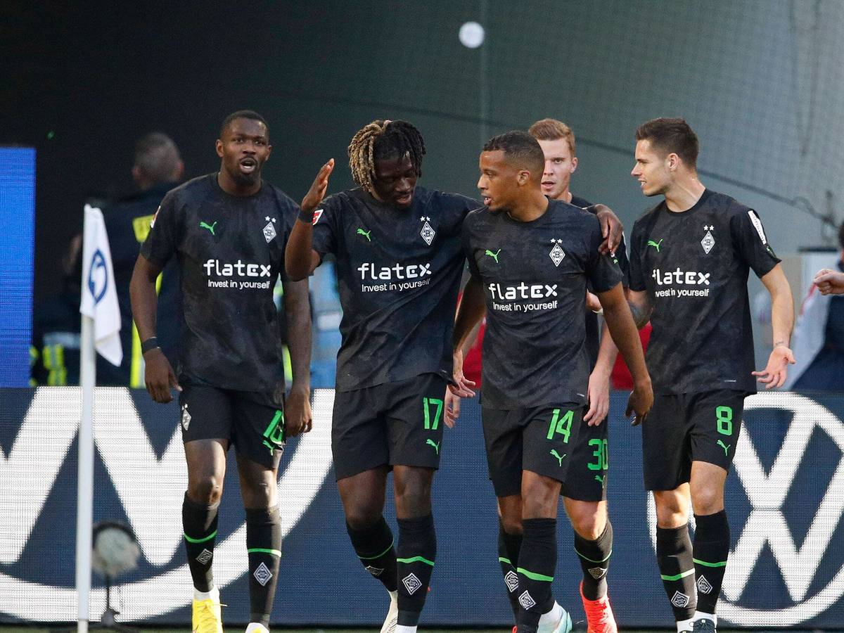 Die Mannschaft von Borussia Mönchengladbach jubelt nach dem 2:1-Führungstreffer von Marcus Thuram am 15. Oktober 2022 beim VfL Wolfsburg. Zu sehen sind (v. l. n. r.) Marcus Thuram, Manu Koné, Alassane Plea, Nico Elvedi und Julian Weigl.