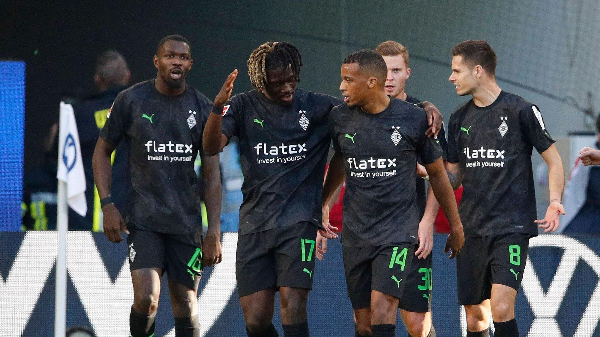 Die Mannschaft von Borussia Mönchengladbach jubelt nach dem 2:1-Führungstreffer von Marcus Thuram am 15. Oktober 2022 beim VfL Wolfsburg. Zu sehen sind (v. l. n. r.) Marcus Thuram, Manu Koné, Alassane Plea, Nico Elvedi und Julian Weigl.