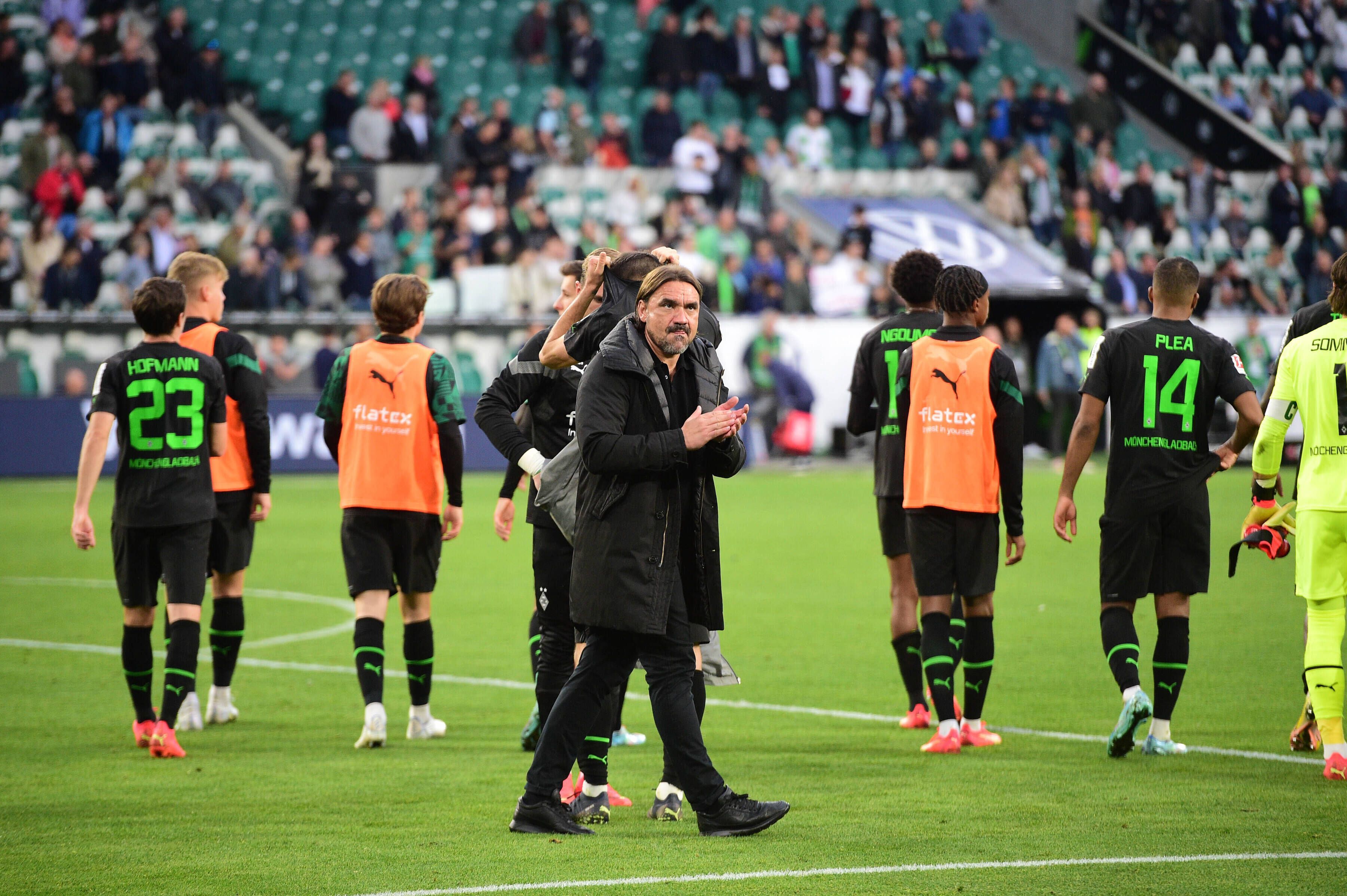 Trainer Daniel Farke klatscht nach dem Remis beim VfL Wolfsburg (15. Oktober 2022) in die Hände und blickt dabei Richtung Gladbach-Fans. Für Borussia steht nun eine englische Woche mit zwei Pflichtspielen an.