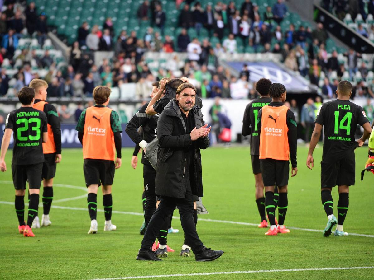 Trainer Daniel Farke klatscht nach dem Remis beim VfL Wolfsburg (15. Oktober 2022) in die Hände und blickt dabei Richtung Gladbach-Fans. Für Borussia steht nun eine englische Woche mit zwei Pflichtspielen an.