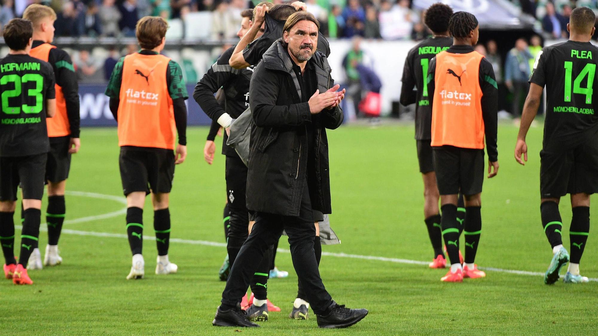 Trainer Daniel Farke klatscht nach dem Remis beim VfL Wolfsburg (15. Oktober 2022) in die Hände und blickt dabei Richtung Gladbach-Fans. Für Borussia steht nun eine englische Woche mit zwei Pflichtspielen an.