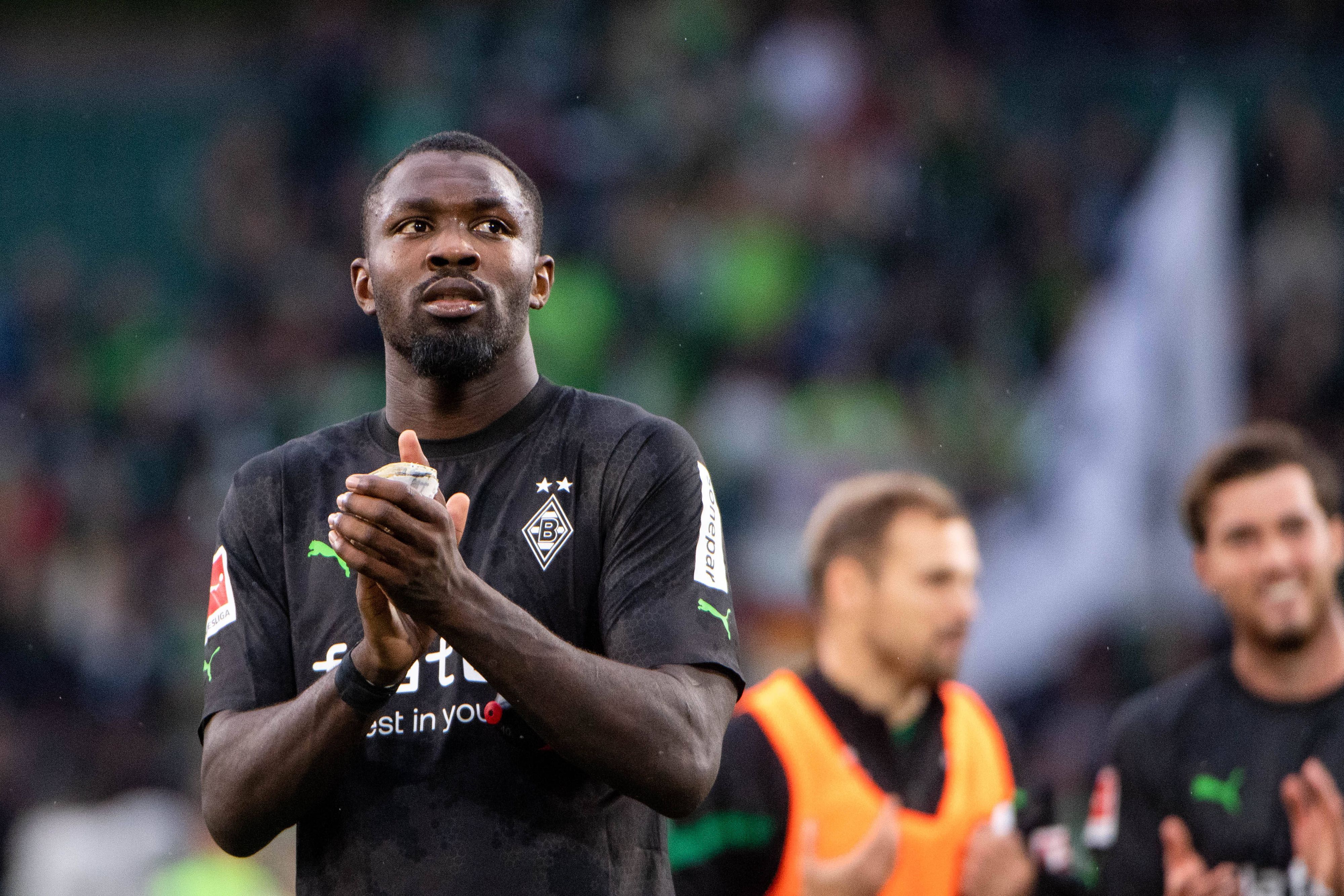 Marcus Thuram, Stürmer von Fußball-Bundesligist Borussia Mönchengladbach. Auf diesem Foto ist der Franzose am 15. Oktober 2022 in Wolfsburg zu sehen. Thuram klatscht in die Hände.