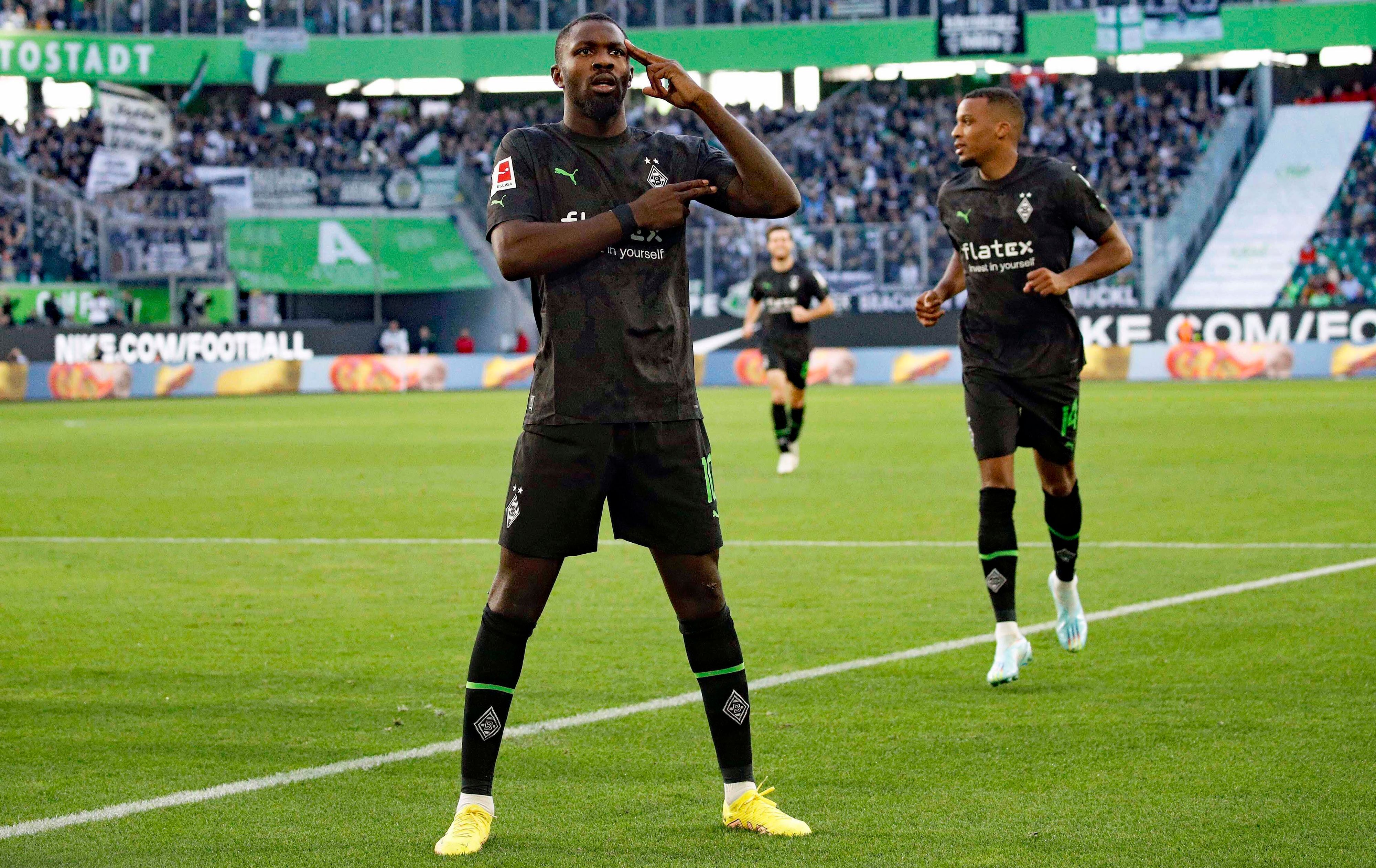Marcus Thuram, Stürmer von Borussia Mönchengladbach, zelebriert seine erzielten Tore mit einer speziellen Jubelpose. Auf diesem Foto ist das am 15. Oktober 2022 in Wolfsburg zu sehen, wo dem Franzosen zwei Treffer gelangen.
