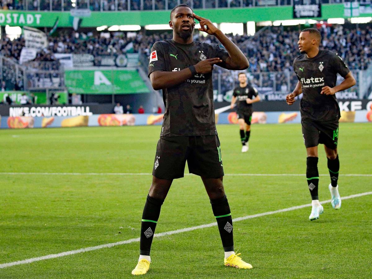 Marcus Thuram, Stürmer von Borussia Mönchengladbach, zelebriert seine erzielten Tore mit einer speziellen Jubelpose. Auf diesem Foto ist das am 15. Oktober 2022 in Wolfsburg zu sehen, wo dem Franzosen zwei Treffer gelangen.