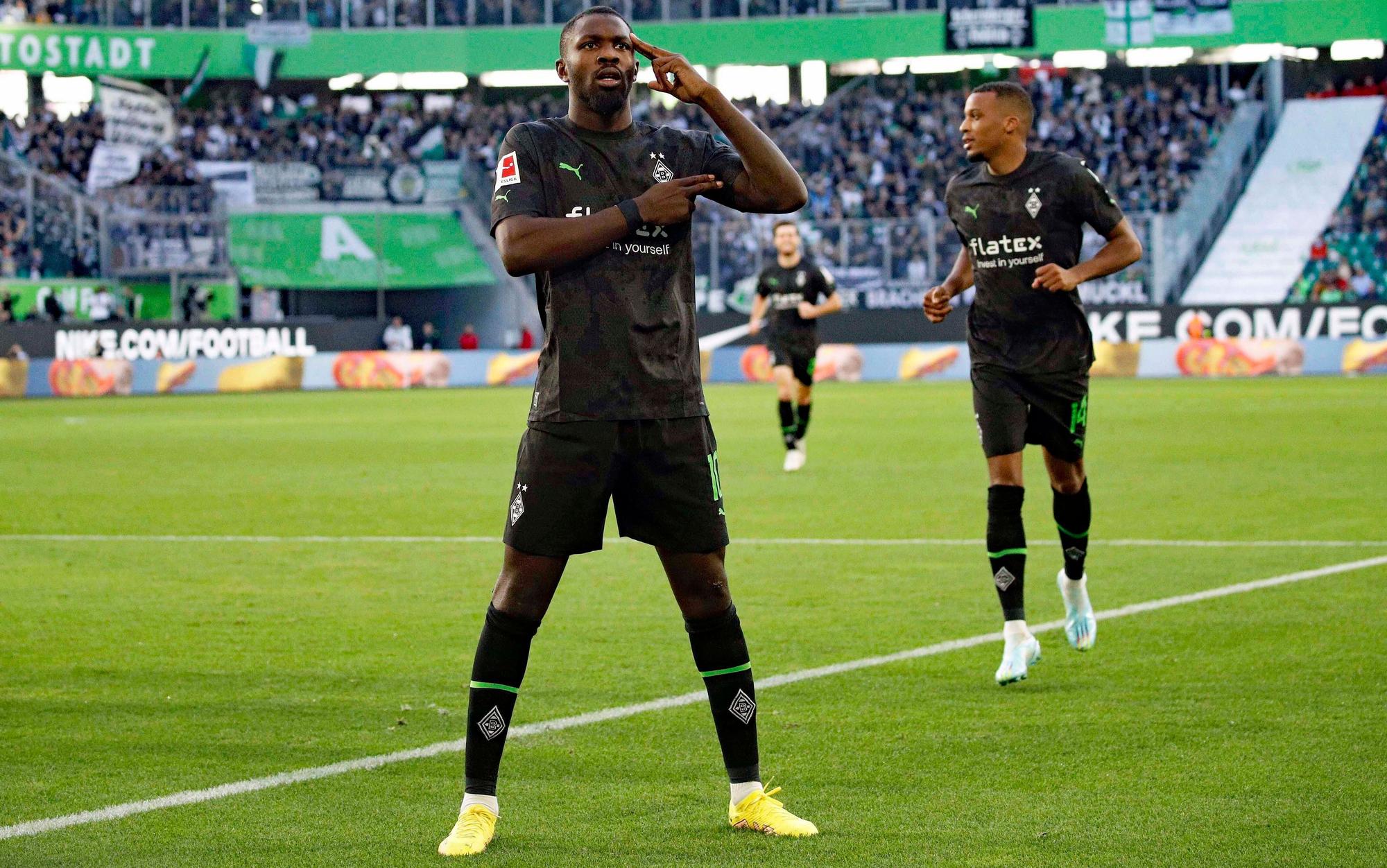 Marcus Thuram, Stürmer von Borussia Mönchengladbach, zelebriert seine erzielten Tore mit einer speziellen Jubelpose. Auf diesem Foto ist das am 15. Oktober 2022 in Wolfsburg zu sehen, wo dem Franzosen zwei Treffer gelangen.