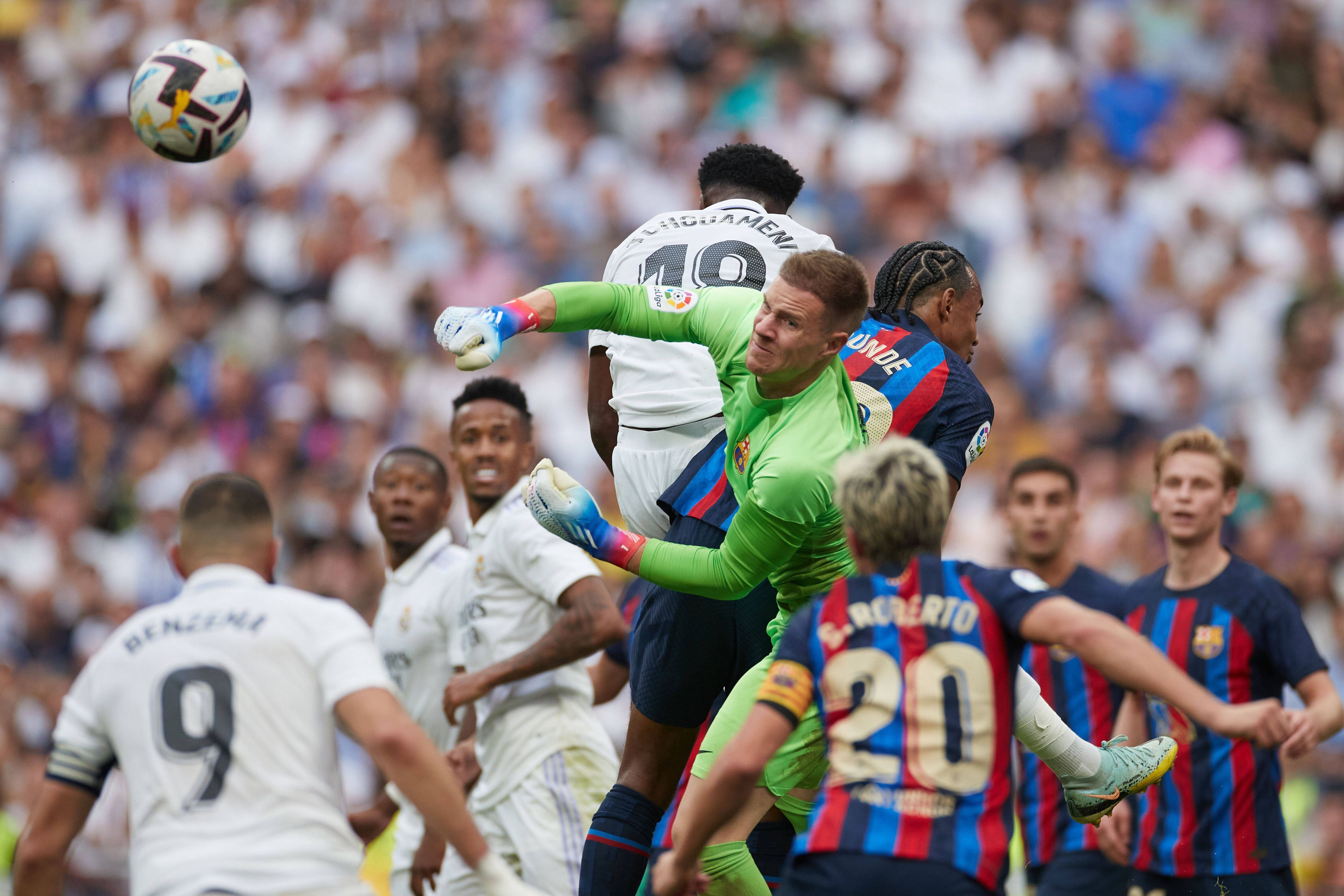 Ex-Gladbach-Torwart Marc-André ter Stegen im „El Clásico“ (17. Oktober 2022) zwischen Real Madrid und seinem Klub, dem FC Barcelona. In dieser Szene klärt der gebürtige Mönchengladbacher nach einer Hereingabe.