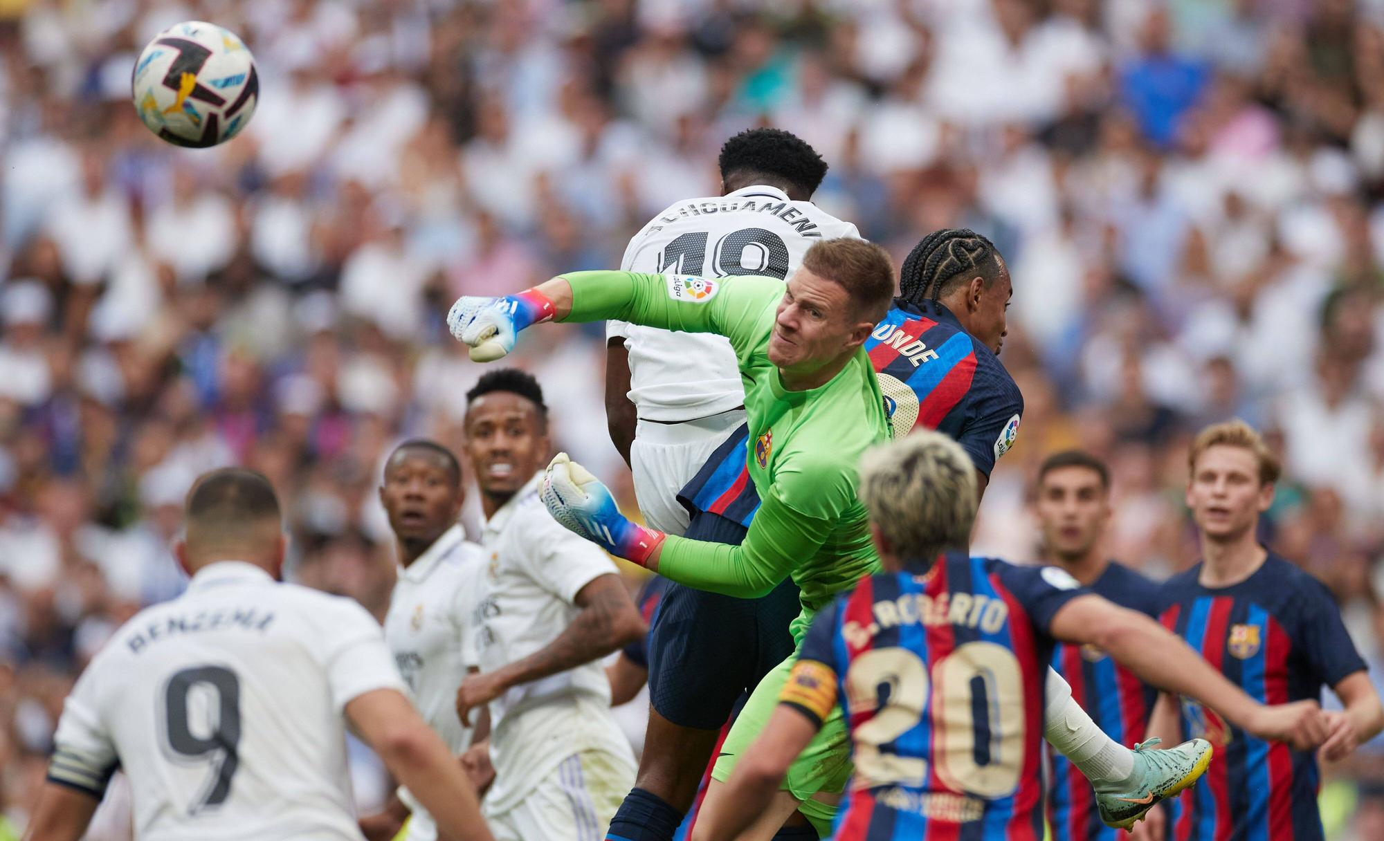 Ex-Gladbach-Torwart Marc-André ter Stegen im „El Clásico“ (17. Oktober 2022) zwischen Real Madrid und seinem Klub, dem FC Barcelona. In dieser Szene klärt der gebürtige Mönchengladbacher nach einer Hereingabe.