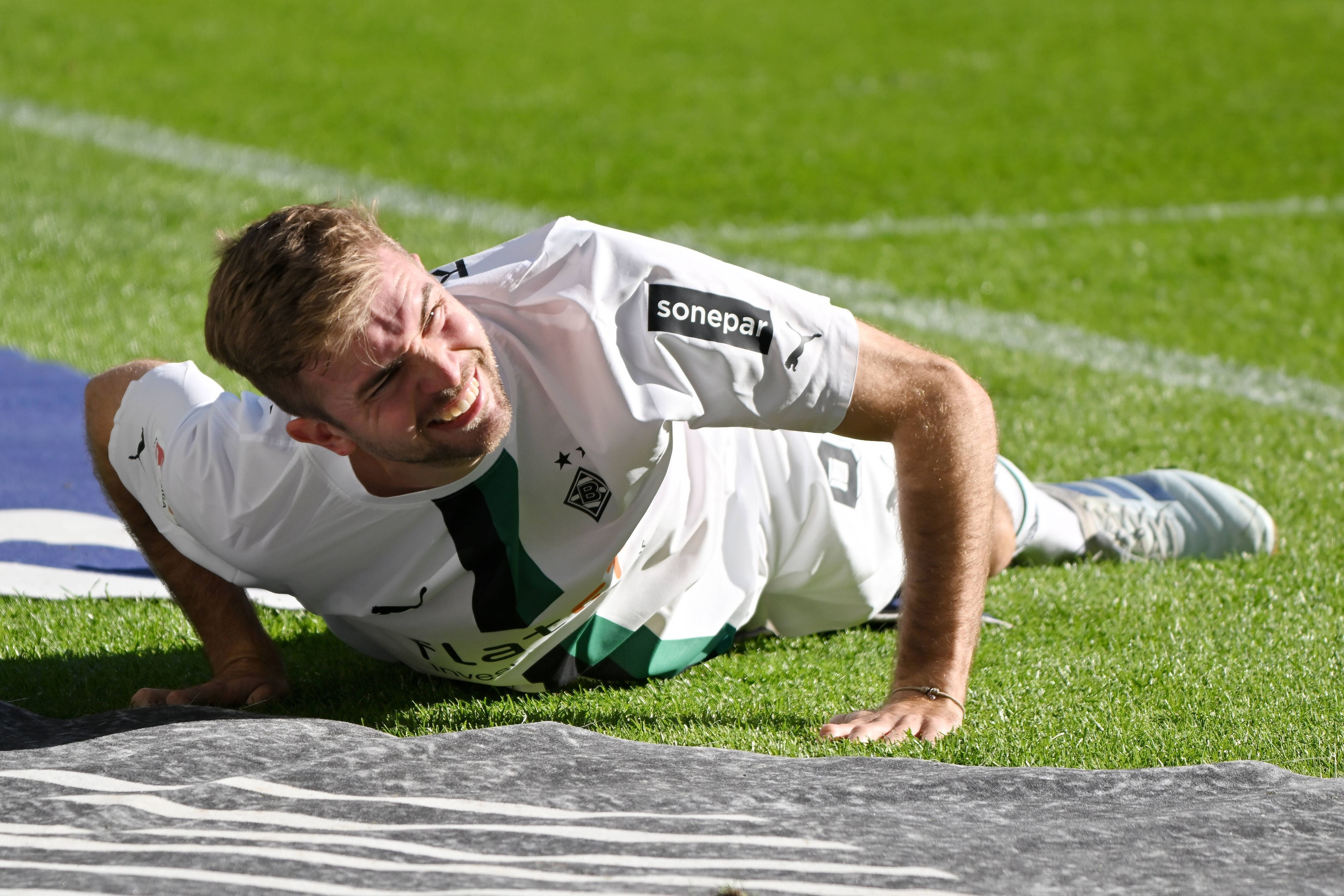 Christoph Kramer am Boden: Der Weltmeister von 2014 und Mittelfeldstar von Borussia Mönchengladbach fällt weiterhin wegen einer Sprunggelenksverletzung aus. Auf diesem Foto ist er am 9. Oktober 2022 im Borussia-Park zu sehen. Kramer liegt auf dem Boden, er hat Schmerzen.