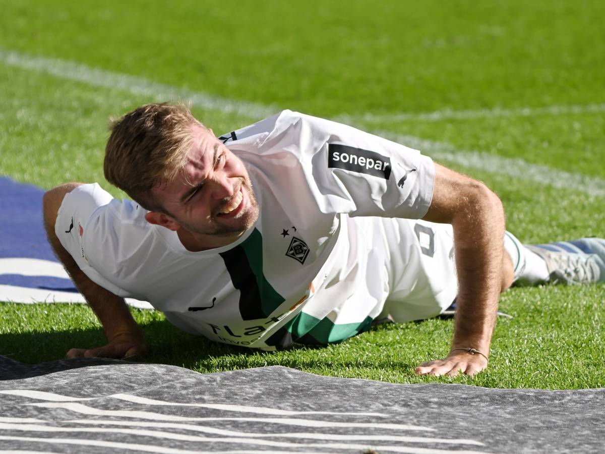 Christoph Kramer am Boden: Der Weltmeister von 2014 und Mittelfeldstar von Borussia Mönchengladbach fällt weiterhin wegen einer Sprunggelenksverletzung aus. Auf diesem Foto ist er am 9. Oktober 2022 im Borussia-Park zu sehen. Kramer liegt auf dem Boden, er hat Schmerzen.