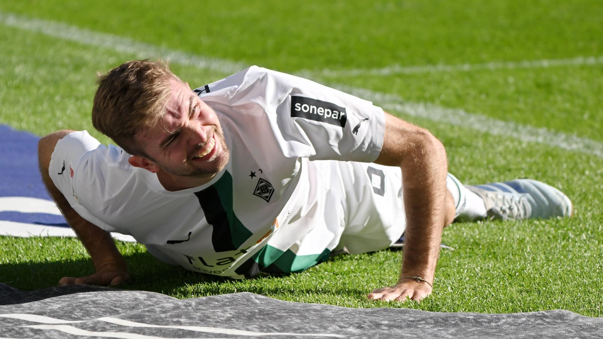 Christoph Kramer am Boden: Der Weltmeister von 2014 und Mittelfeldstar von Borussia Mönchengladbach fällt weiterhin wegen einer Sprunggelenksverletzung aus. Auf diesem Foto ist er am 9. Oktober 2022 im Borussia-Park zu sehen. Kramer liegt auf dem Boden, er hat Schmerzen.